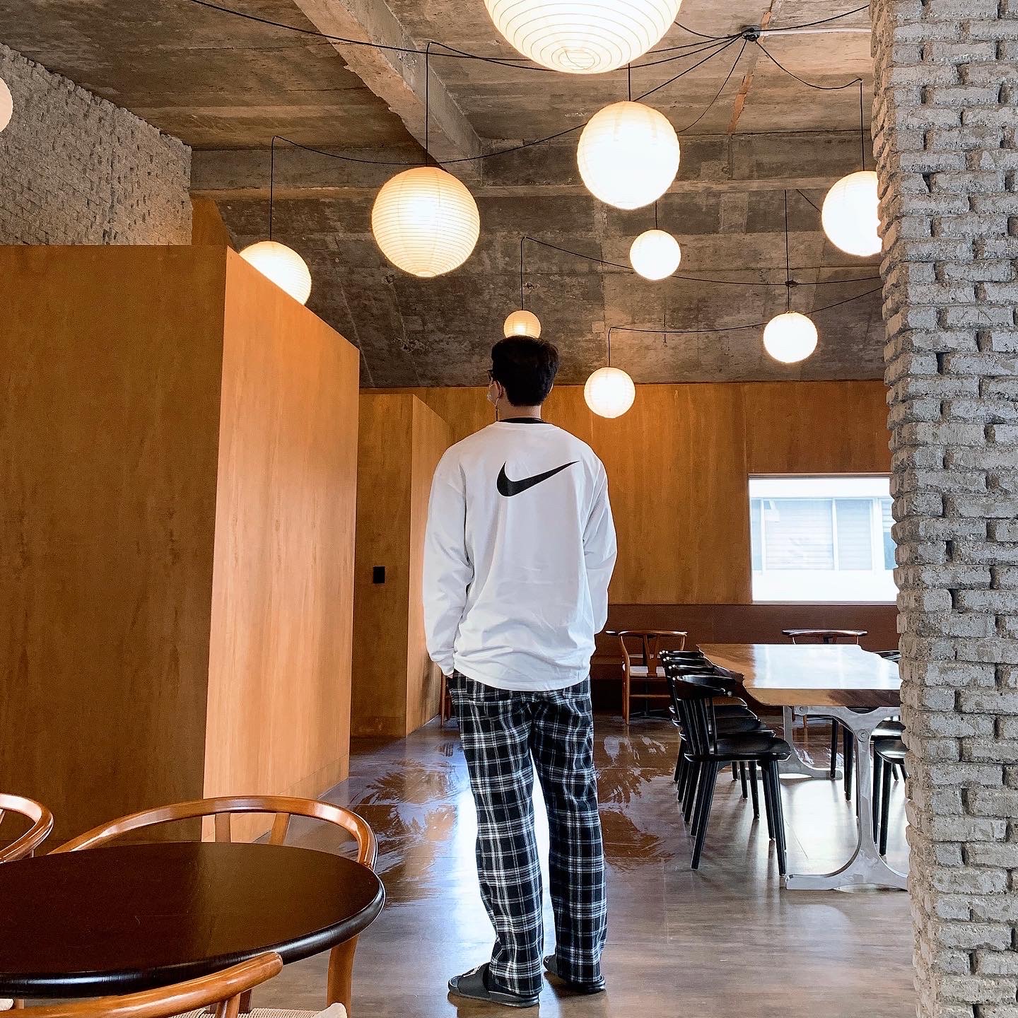 Nike x Stussy Benassi Slide Black, Nike x Stussy Big Swoosh LS T-Shirt White - US/EU 착용 스타일