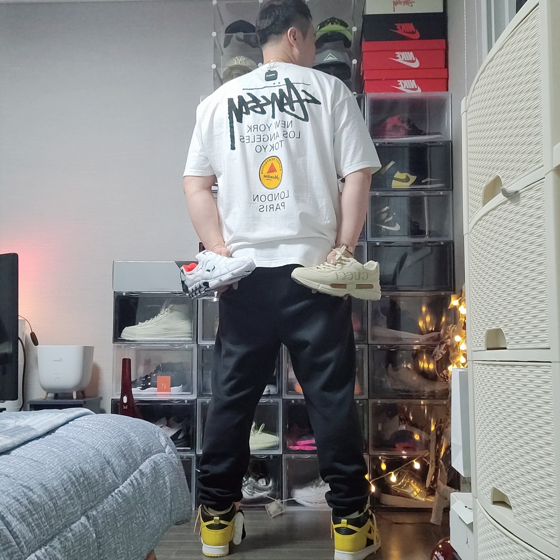 Gucci Rhyton Leather Sneakers Logo, Stussy x Martine Rose 40 WT T-Shirt 착용 스타일