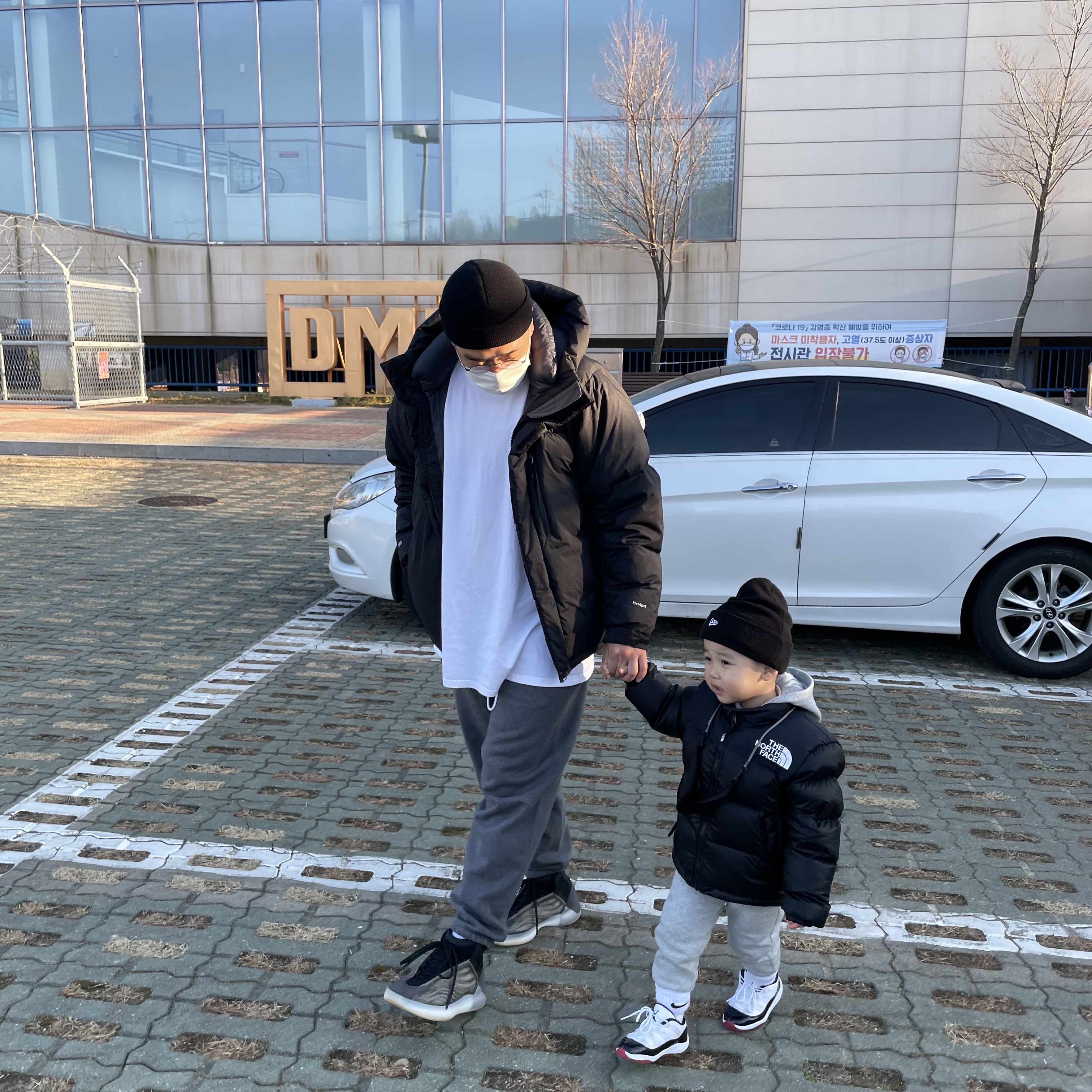 Adidas Yeezy QNTM Barium, (GS) Jordan 11 Retro Low Concord Bred 착용 스타일