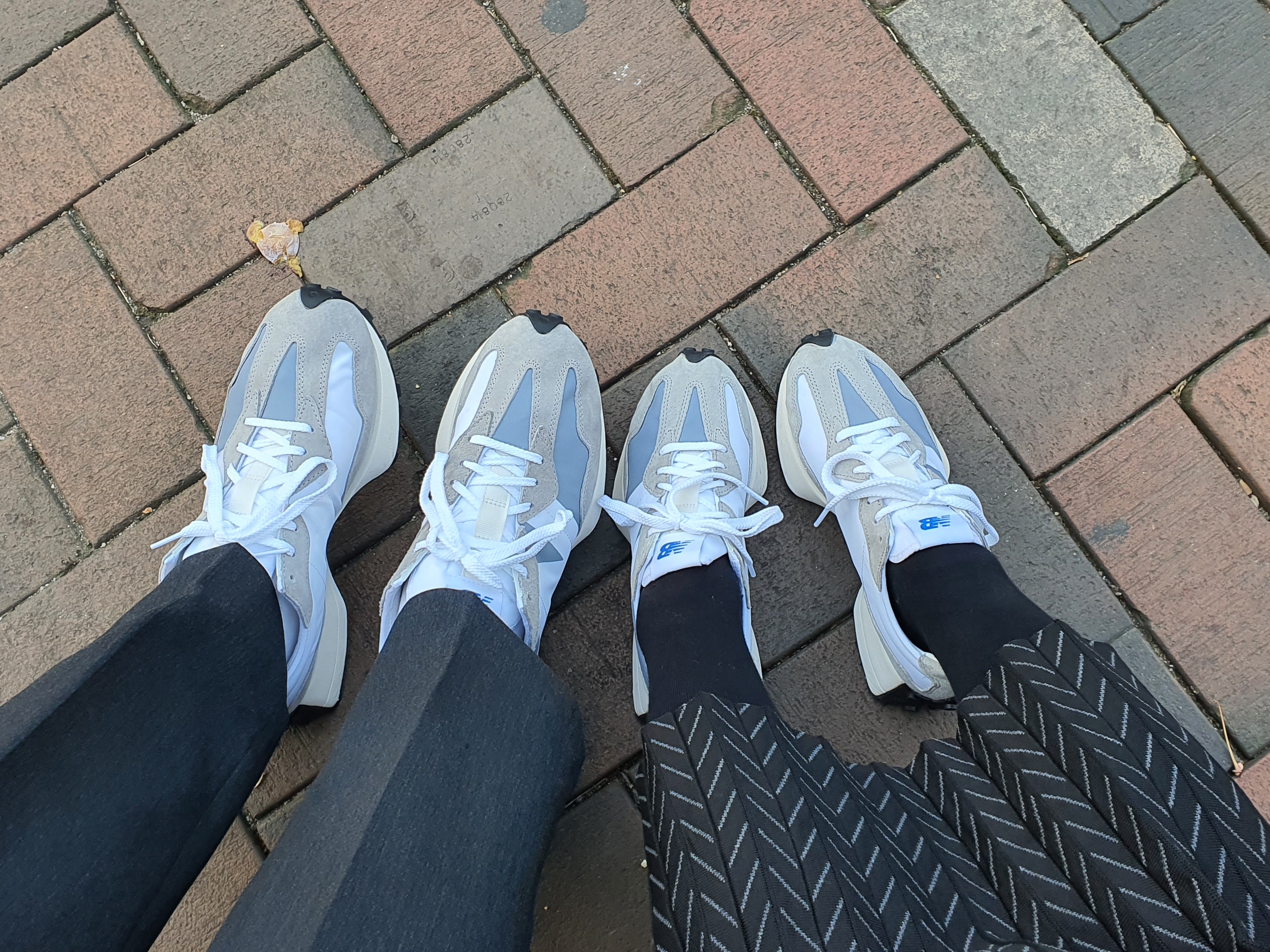 New Balance 327 Grey 착용 스타일