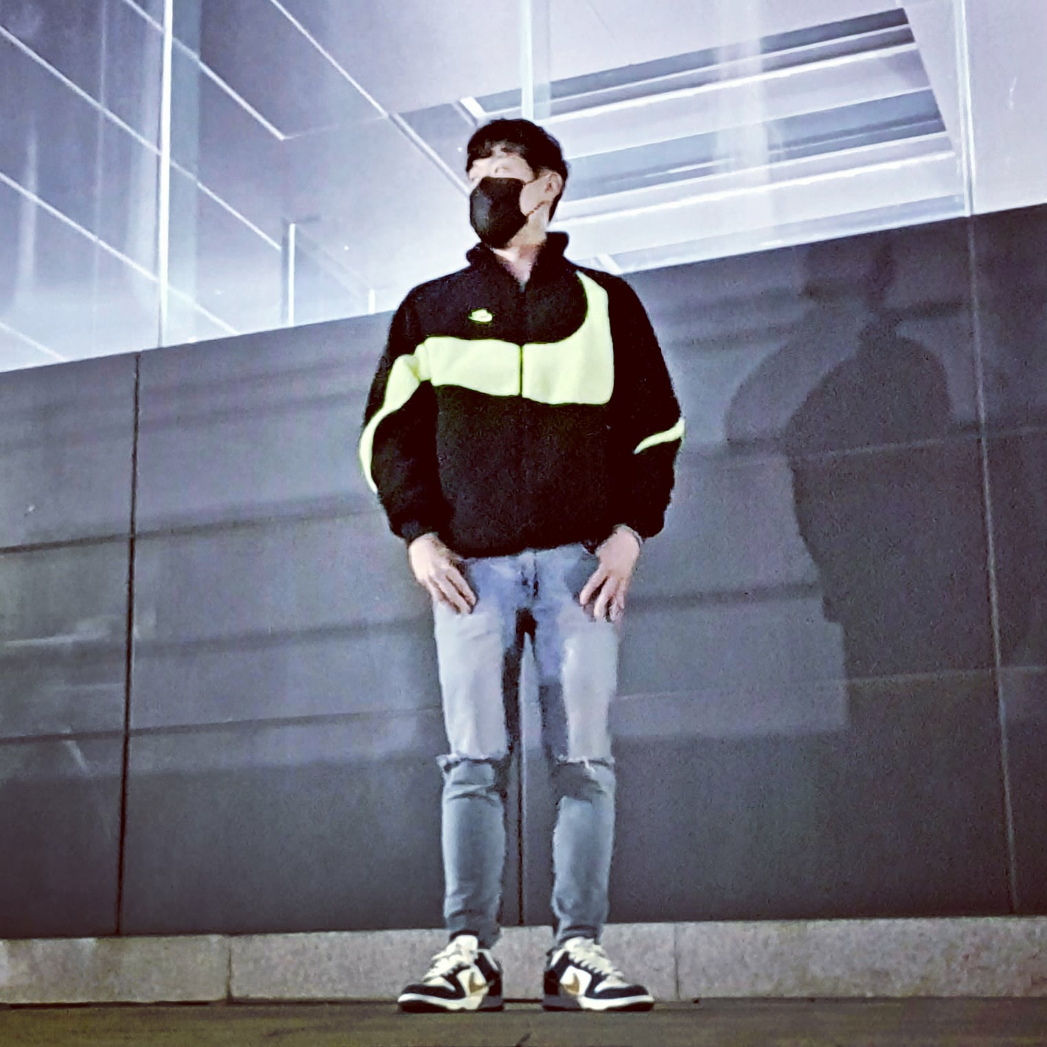 Nike x Kasina Dunk Low 80's Bus, Nike Big Swoosh Full Zip Jacket Black Volt 착용 스타일