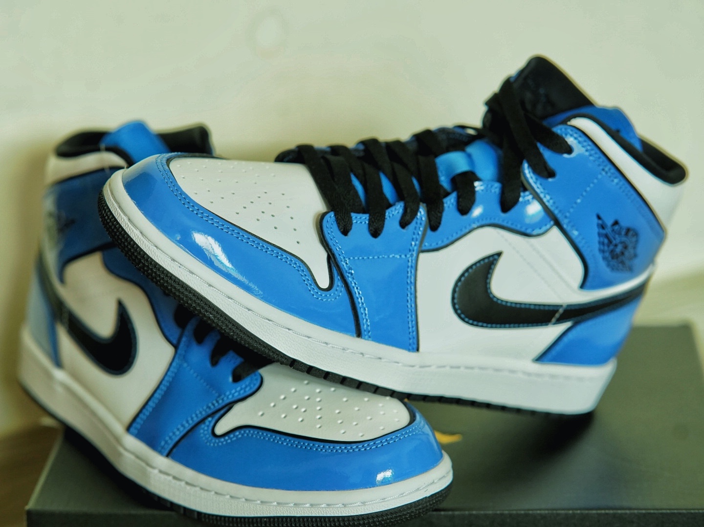 Jordan 1 Mid SE Signal Blue 착용 스타일 - 1