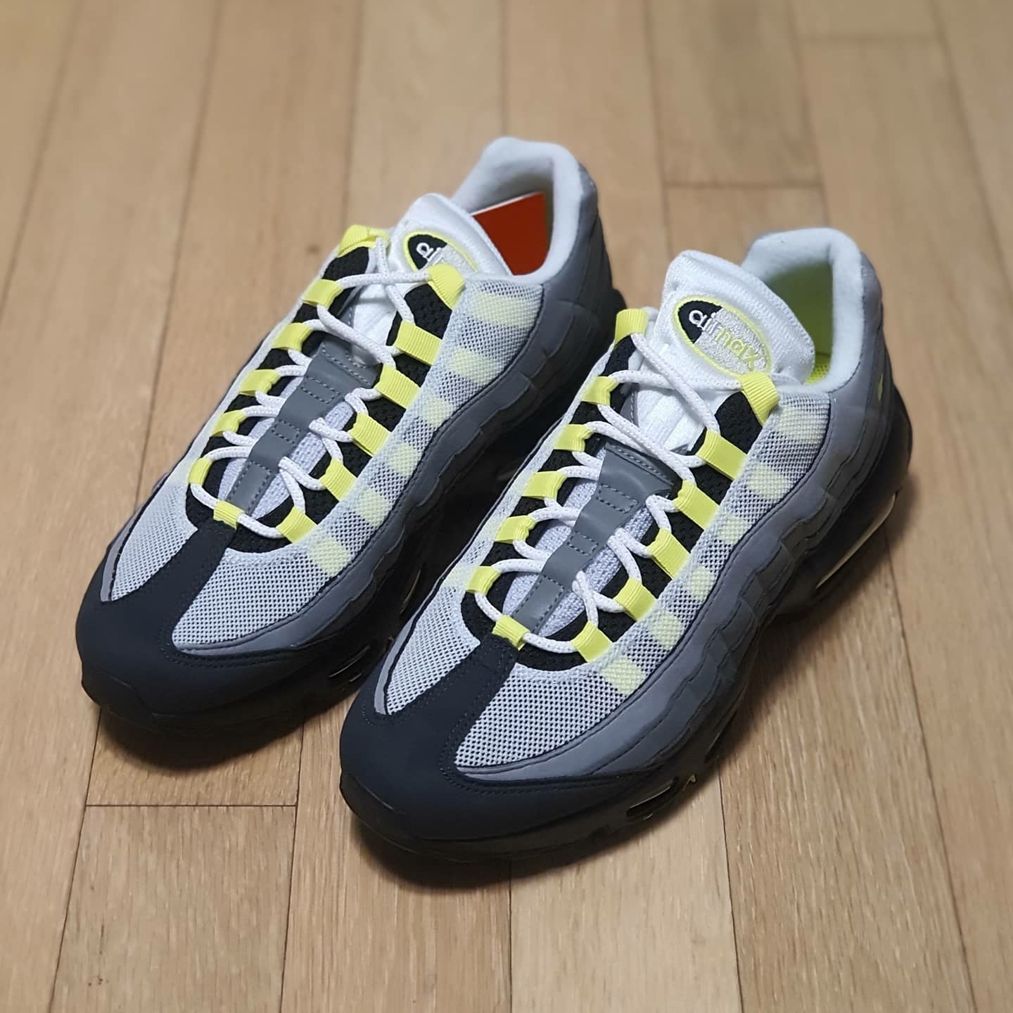 Nike Air Max 95 OG Neon Yellow 2020 착용 스타일 - 1
