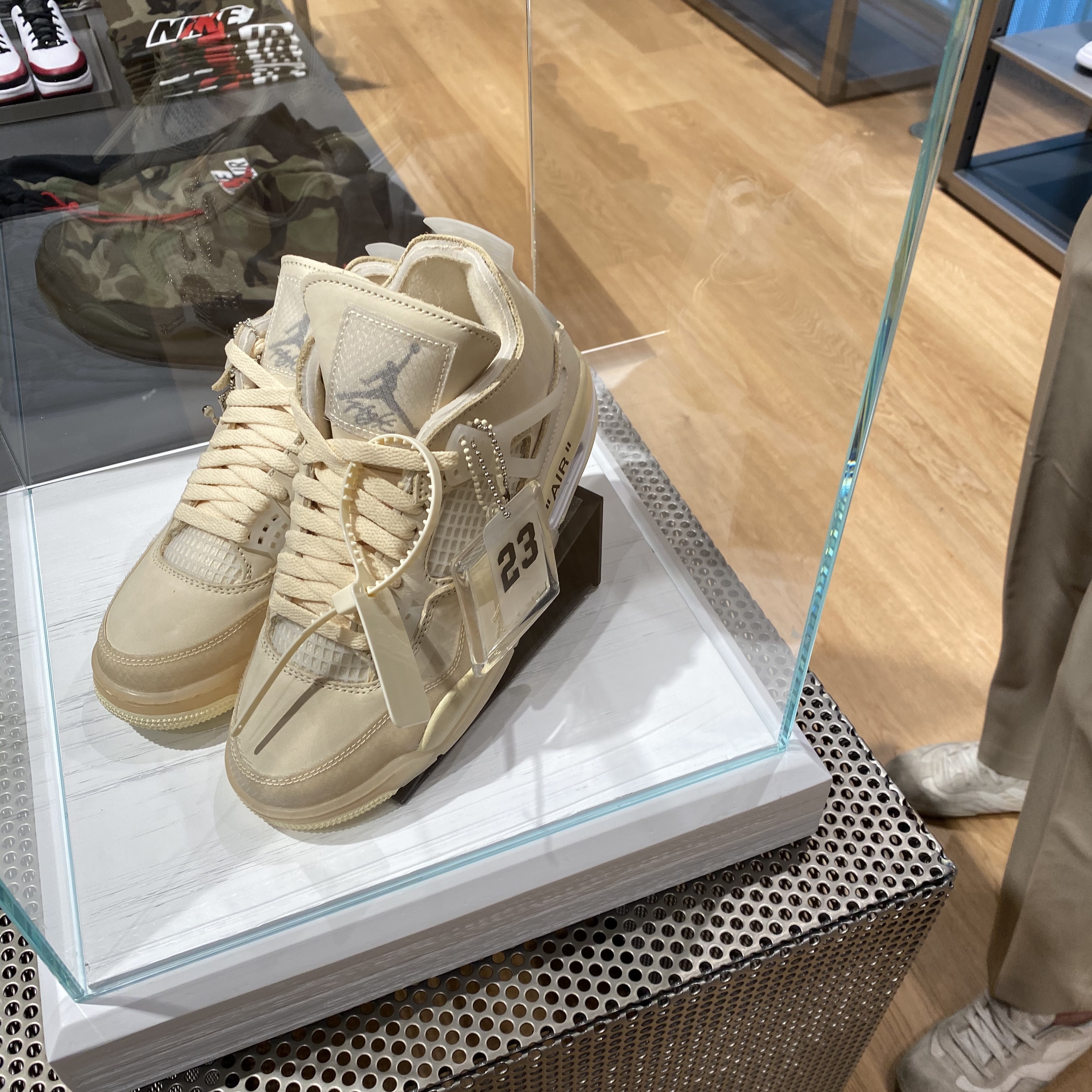 (W) Jordan 4 x Off-White Retro SP Sail 착용 스타일 - 2