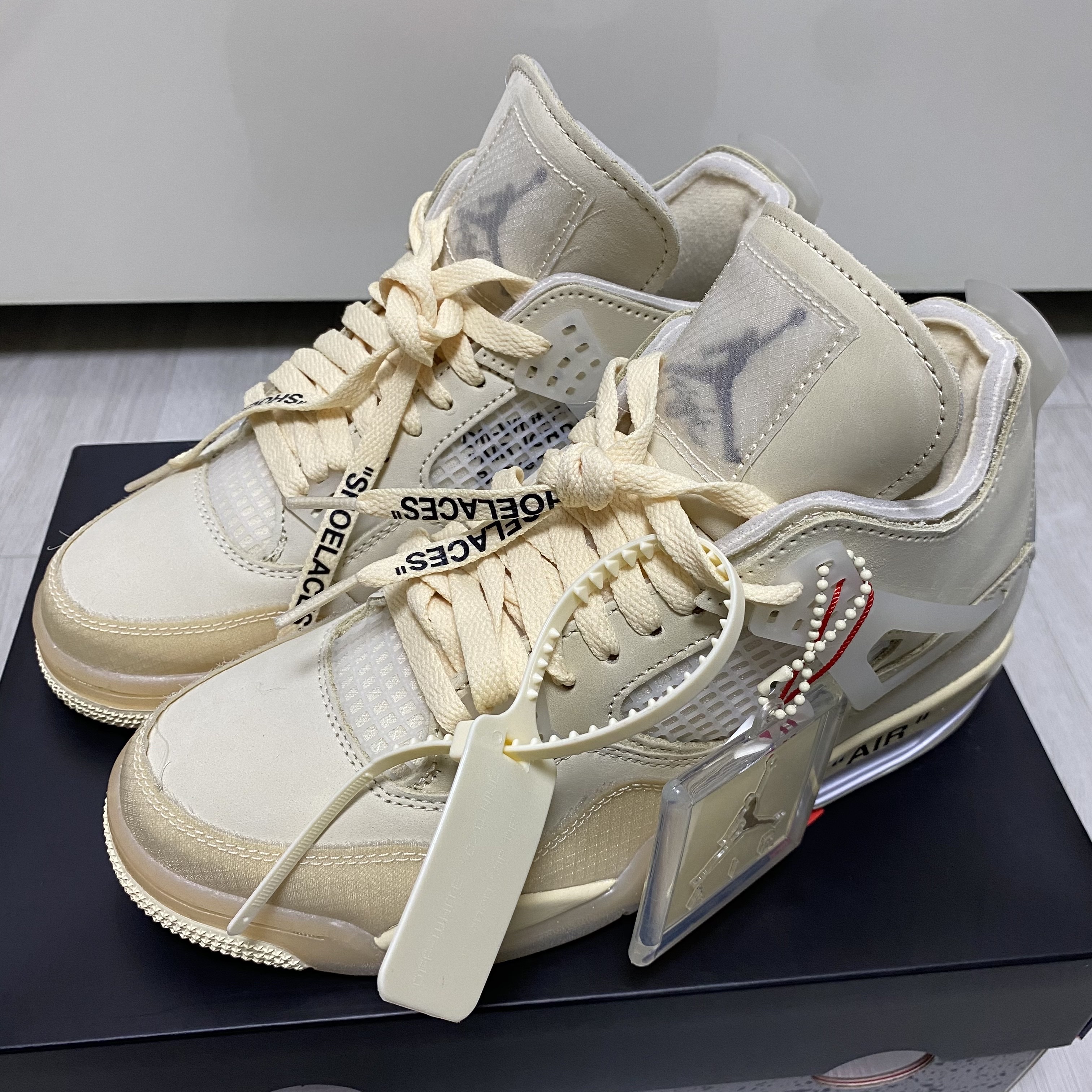 (W) Jordan 4 x Off-White Retro SP Sail 착용 스타일 - 1