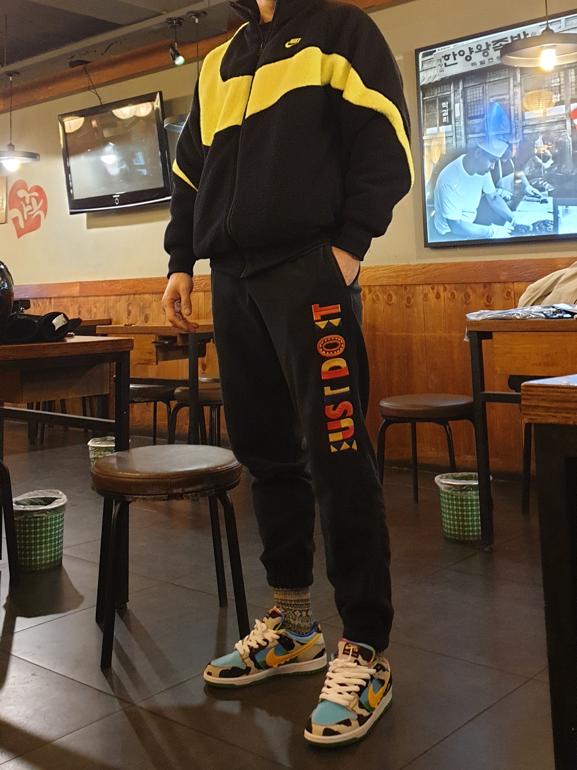 Nike Big Swoosh Full Zip Jacket Black Volt, Nike x Ben & Jerry's SB Dunk Low Chunky Dunky 착용 스타일 - 2