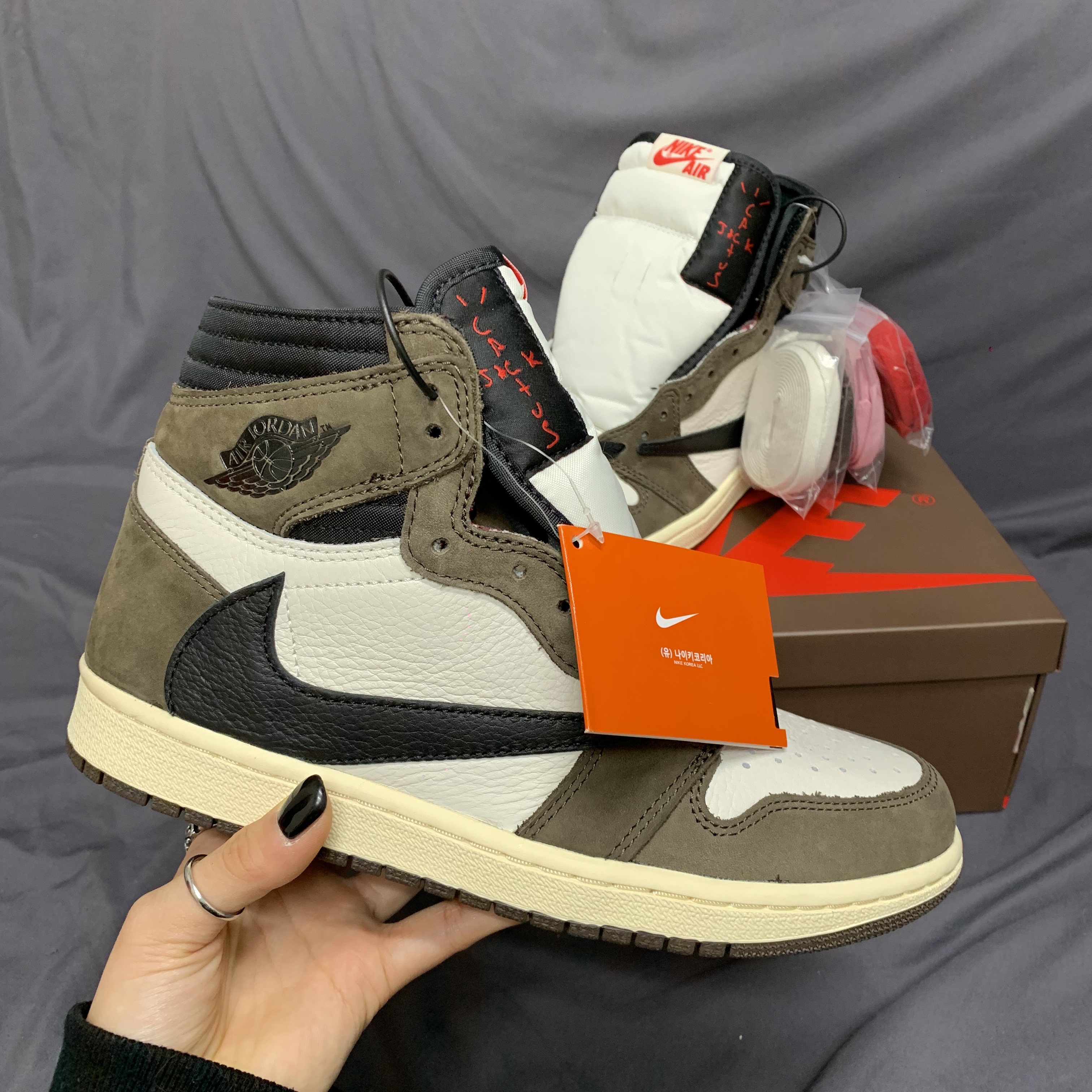 Jordan 1 x Travis Scott Retro High OG SP Mocha 착용 스타일