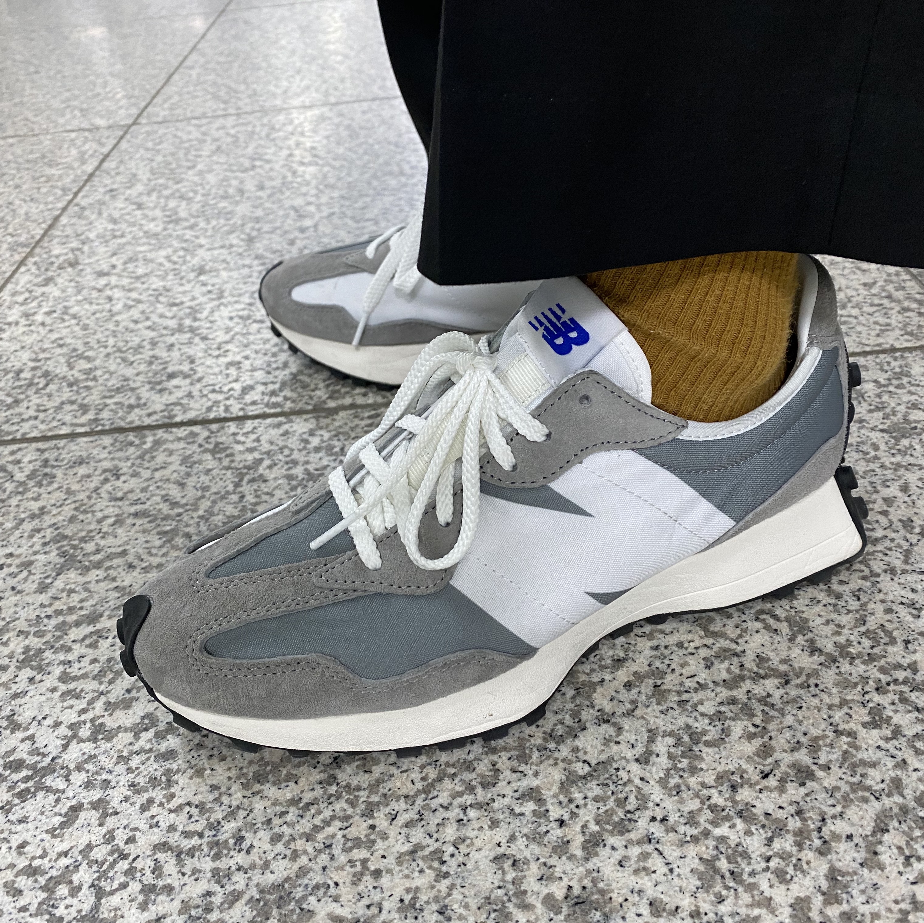 New Balance 327 Grey 착용 스타일