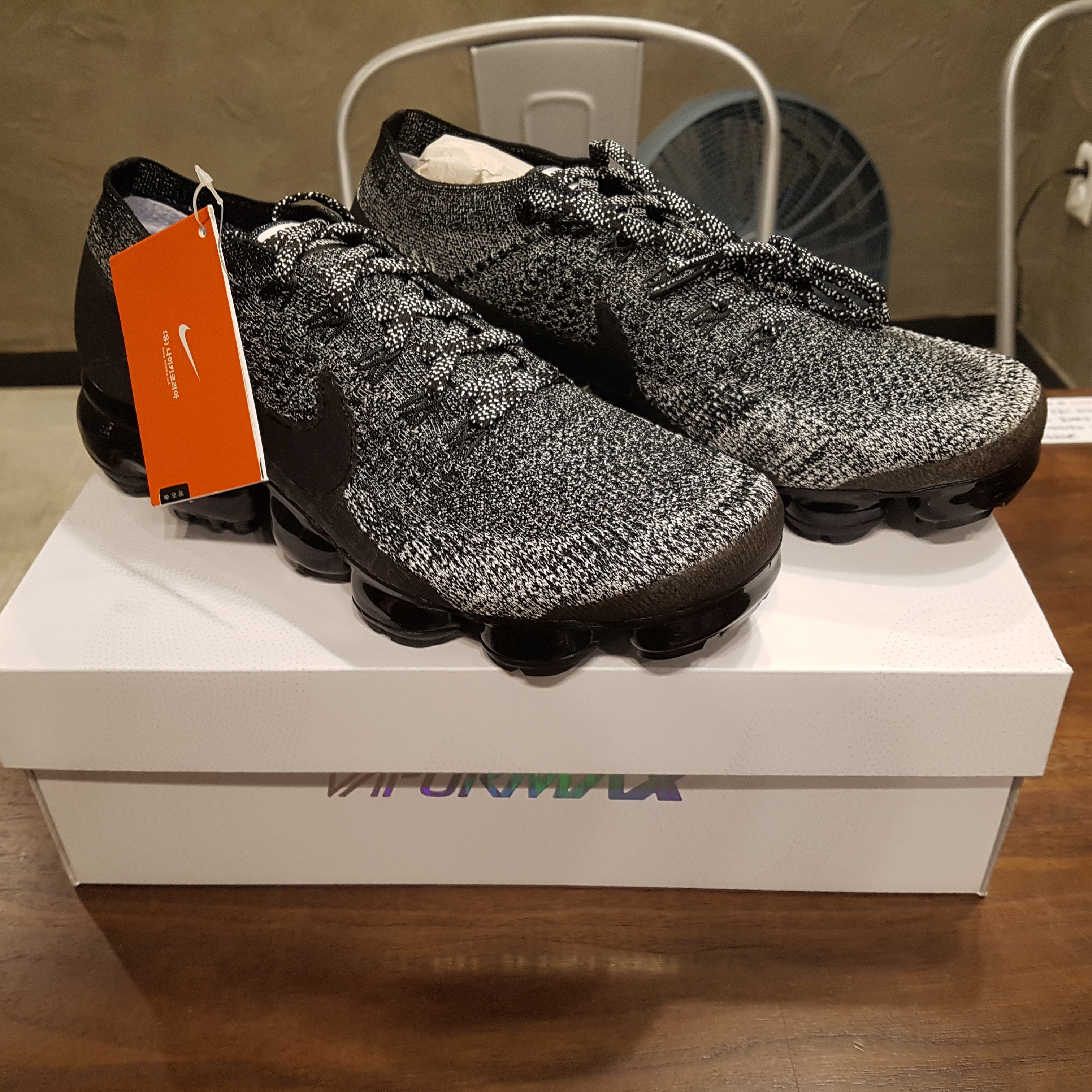 Nike Air VaporMax Flyknit Midnight Fog , Nike Air VaporMax Flyknit Platinum Red Black 착용 스타일 - 3