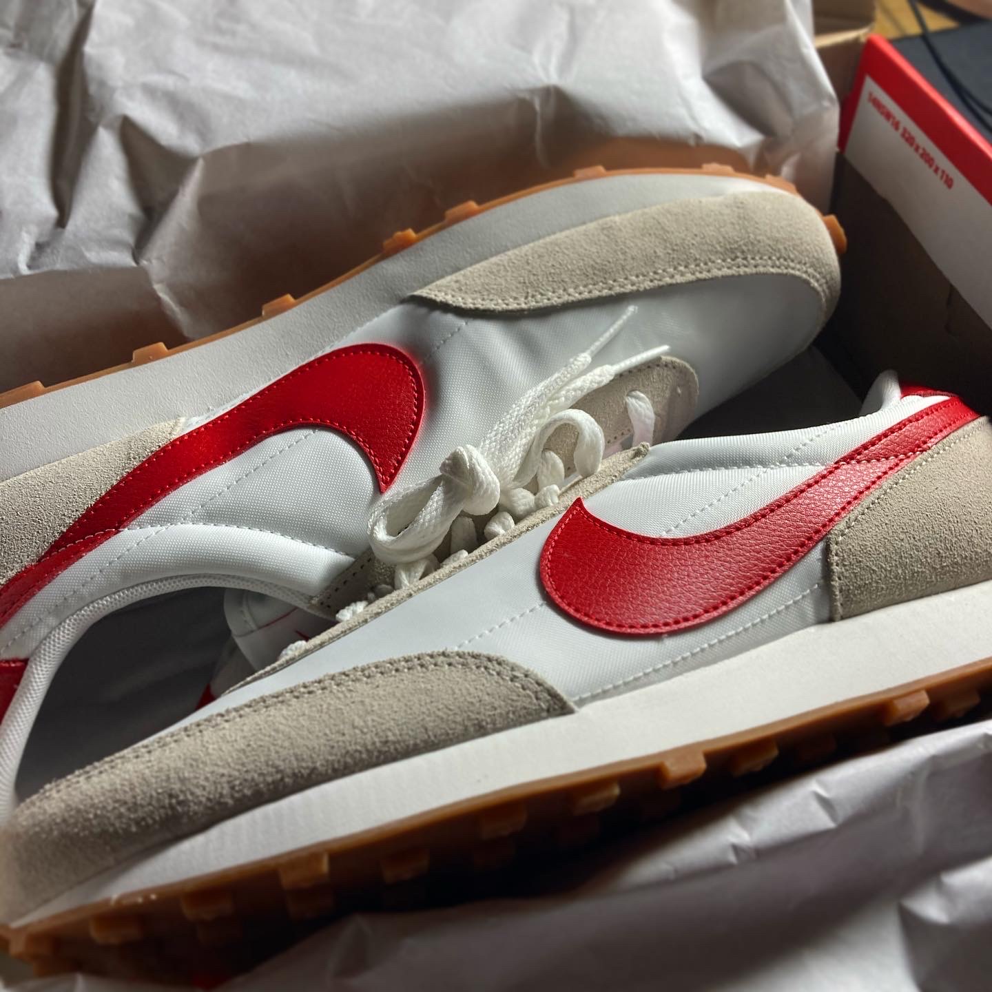 (W) Nike Daybreak Summit White University Red 착용 스타일