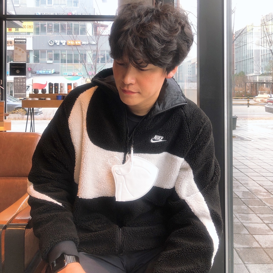Nike Big Swoosh Full Zip Jacket Black Sail 착용 스타일
