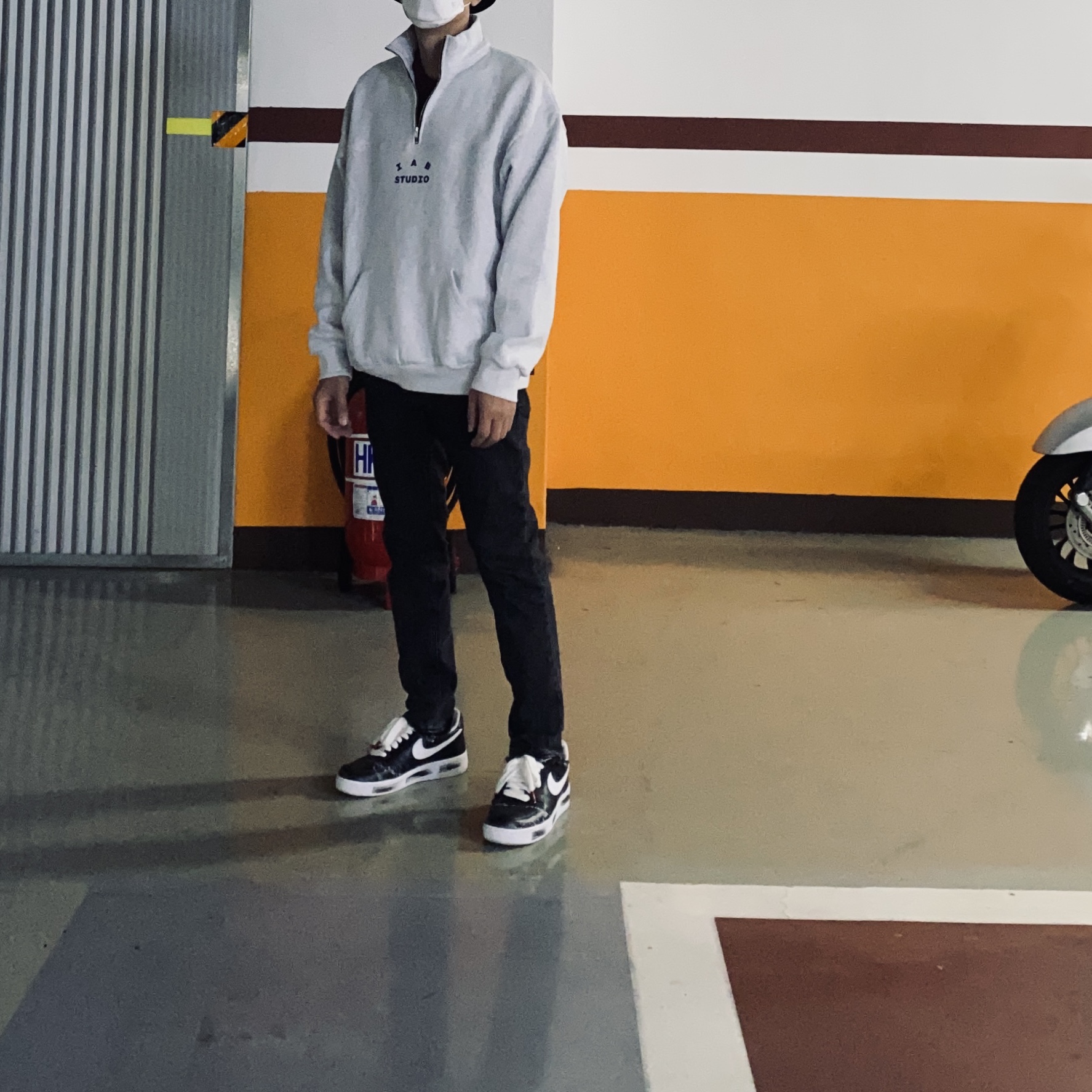 IAB Studio Half Zip Pullover Light Gray 착용 스타일