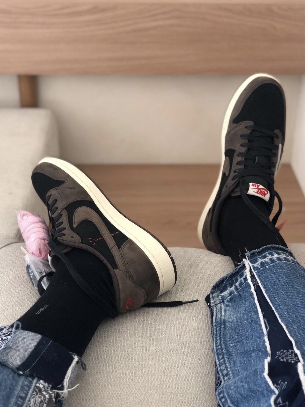 Jordan 1 x Travis Scott Retro Low OG SP Mocha 착용 스타일 - 2