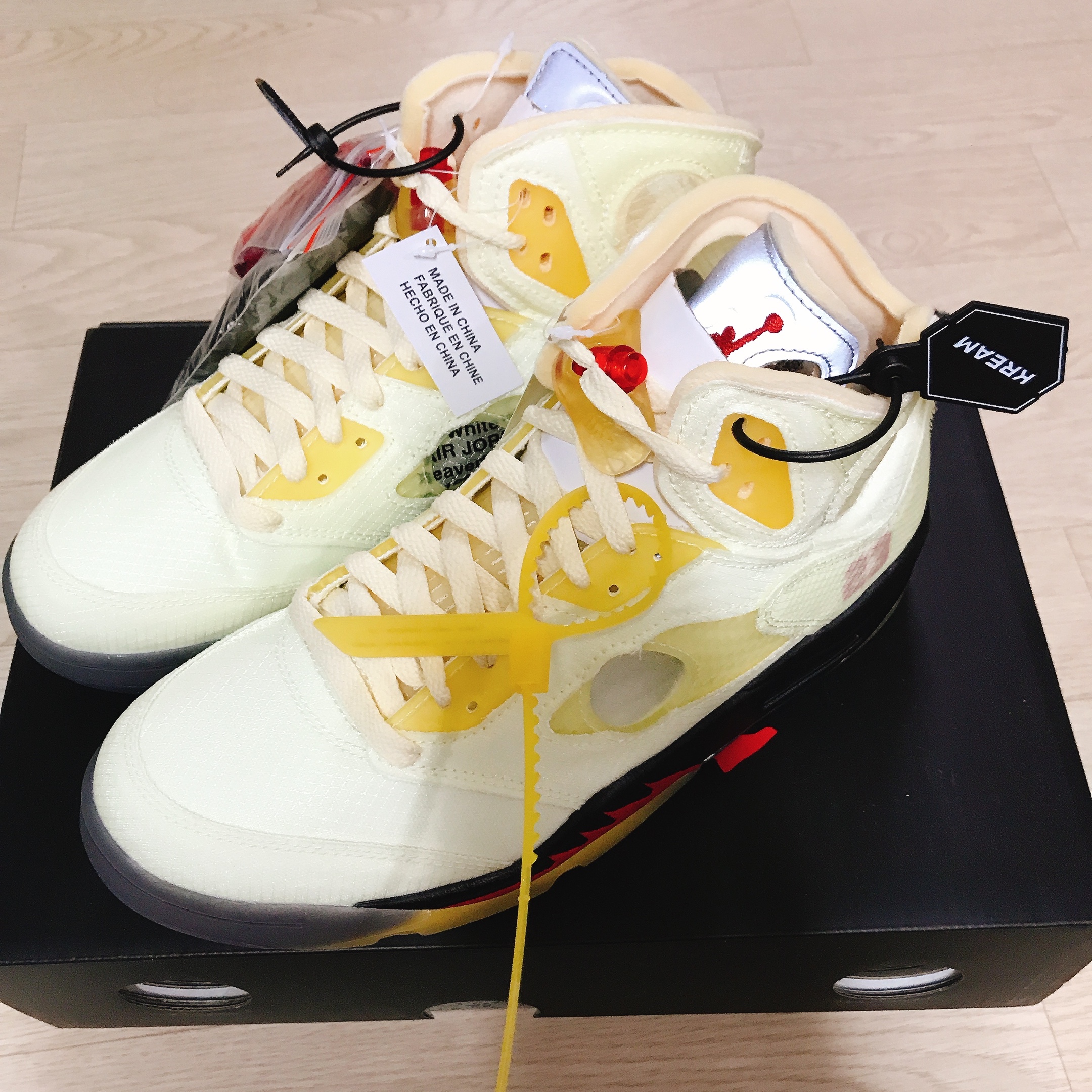 Jordan 4 x Union Retro Off Noir, Jordan 5 x Off-White Retro SP Sail Fire Red 착용 스타일 - 2