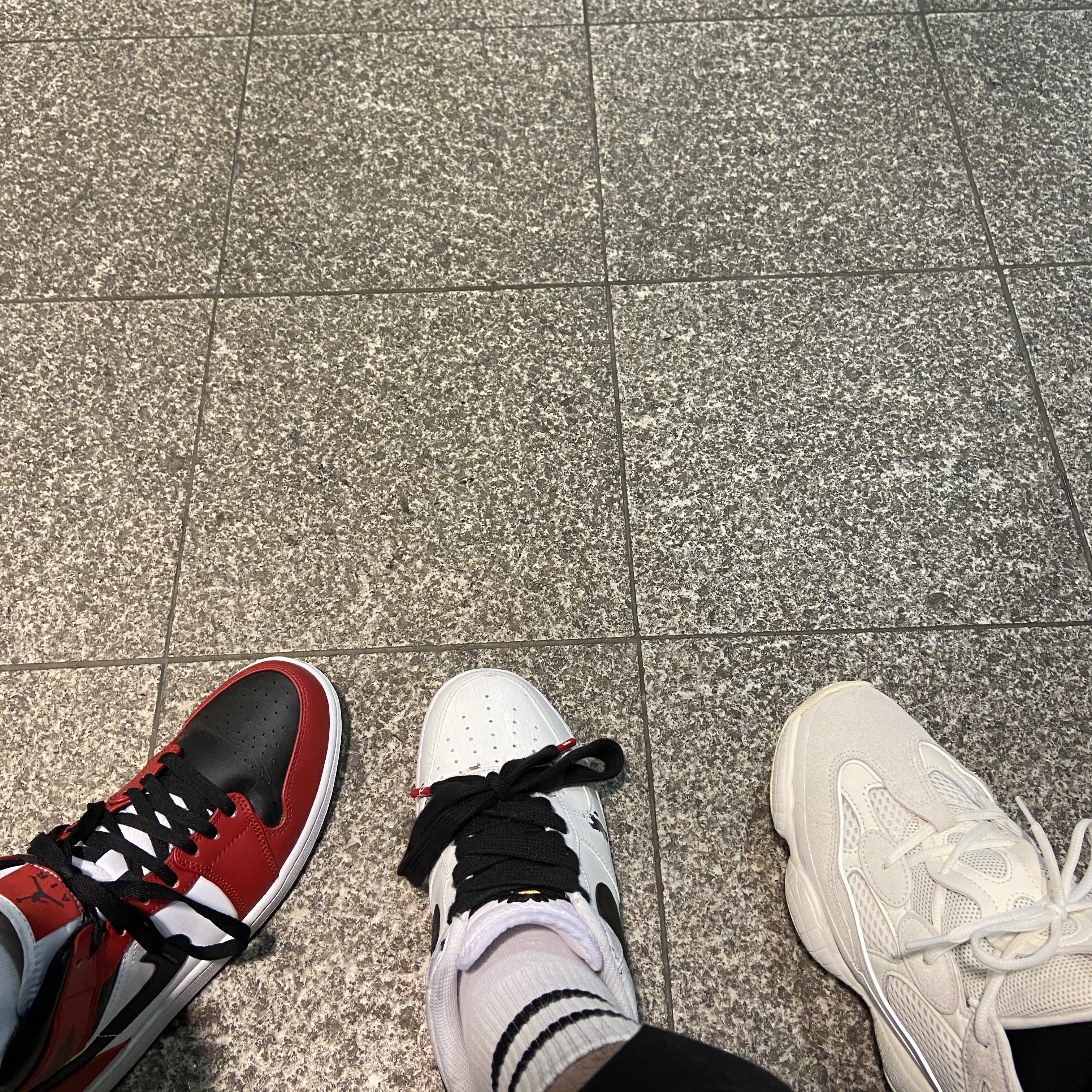 Jordan 1 Mid Chicago Black Toe, Nike x Peaceminusone Air Force 1 Low Para-Noise 2.0 착용 스타일