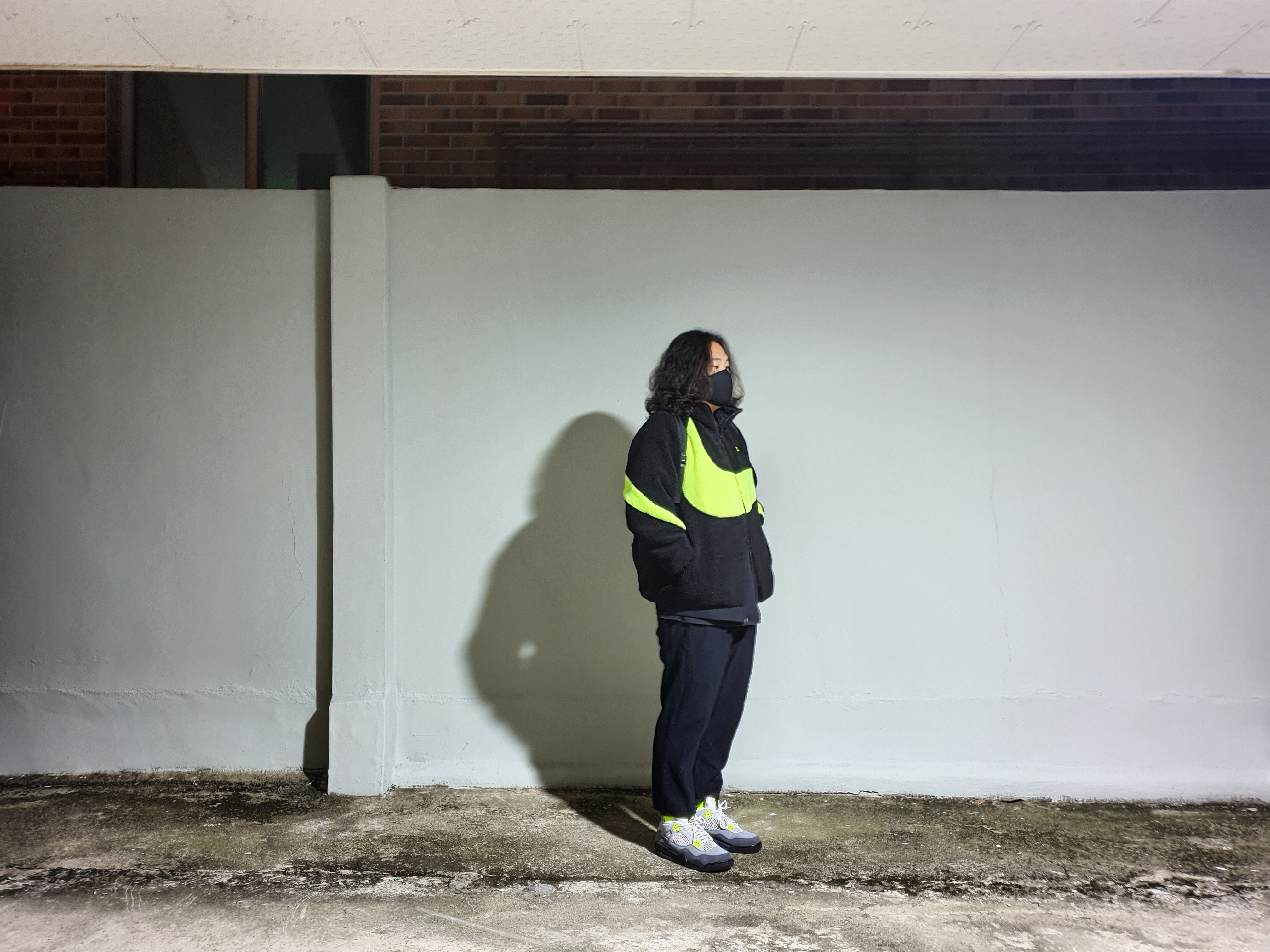 Jordan 4 Retro SE Neon 95, Nike Big Swoosh Full Zip Jacket Black Volt 착용 스타일
