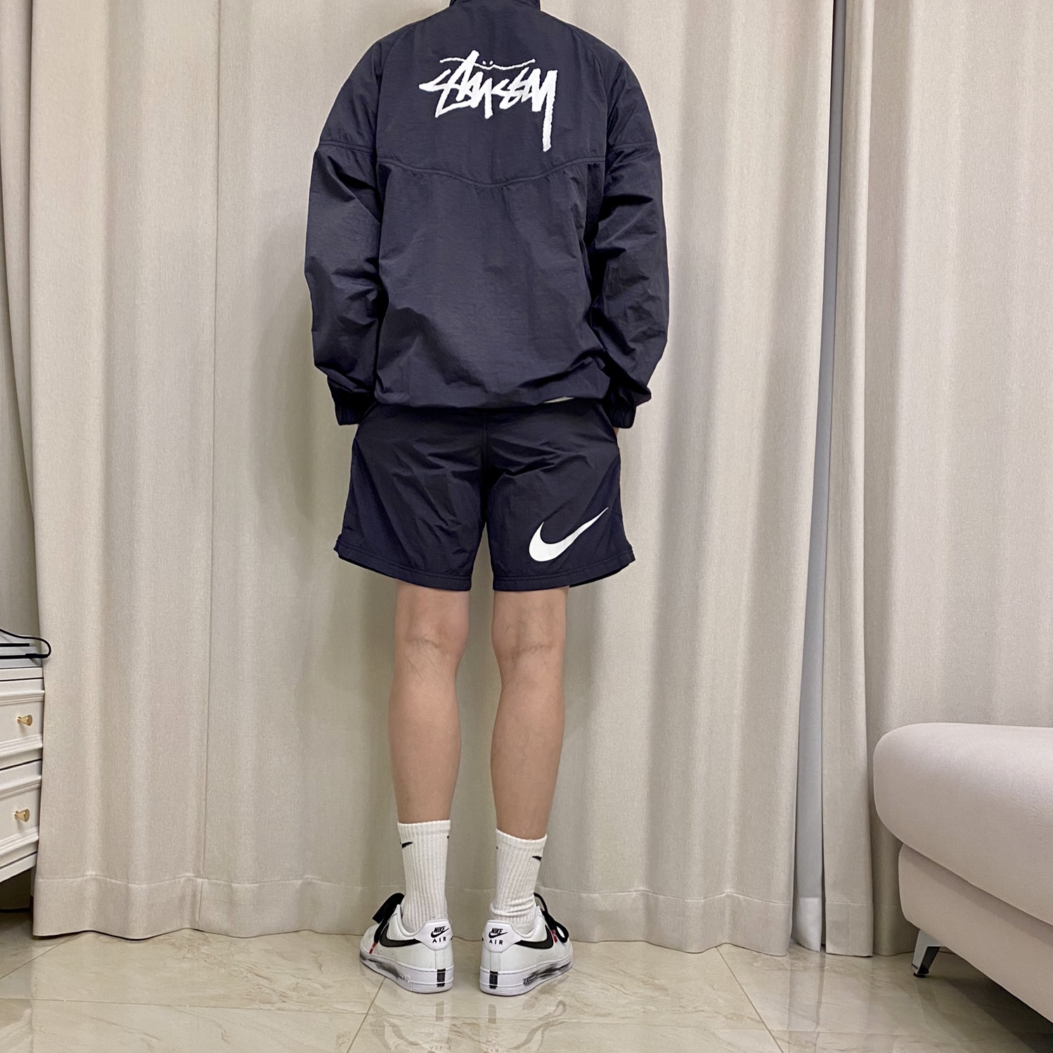 Nike x Stussy Water Shorts Off Noir, Nike x Stussy Windrunner Jacket Off Noir 착용 스타일