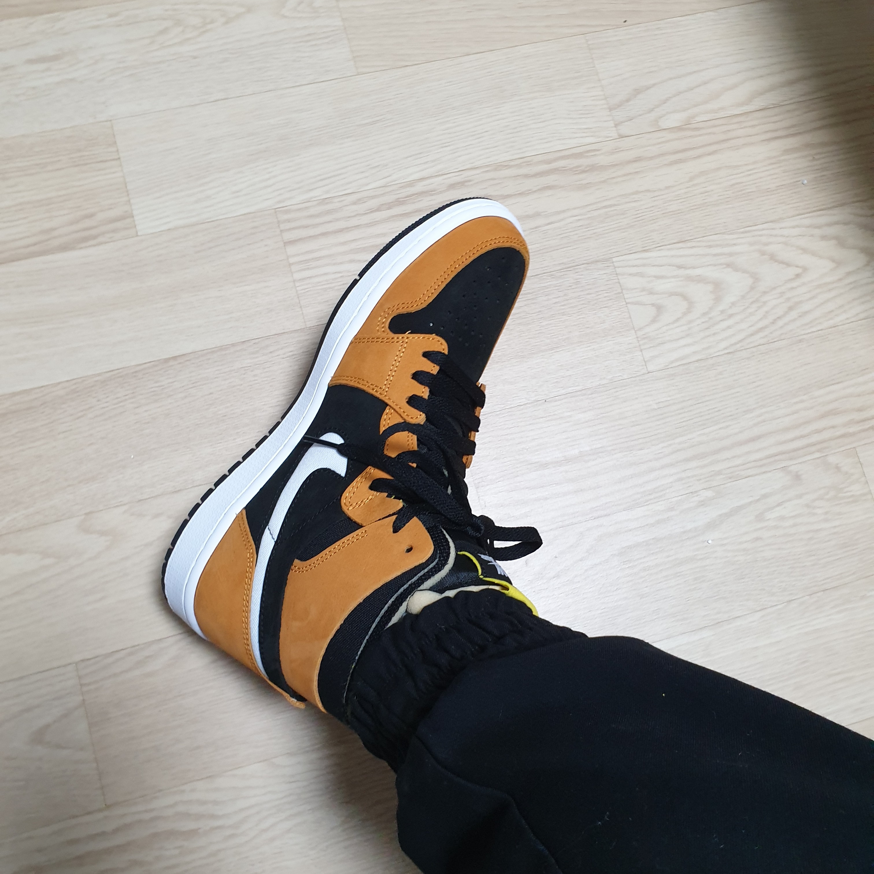 Jordan 1 Zoom Air CMFT Monarch Orange 착용 스타일 - 2