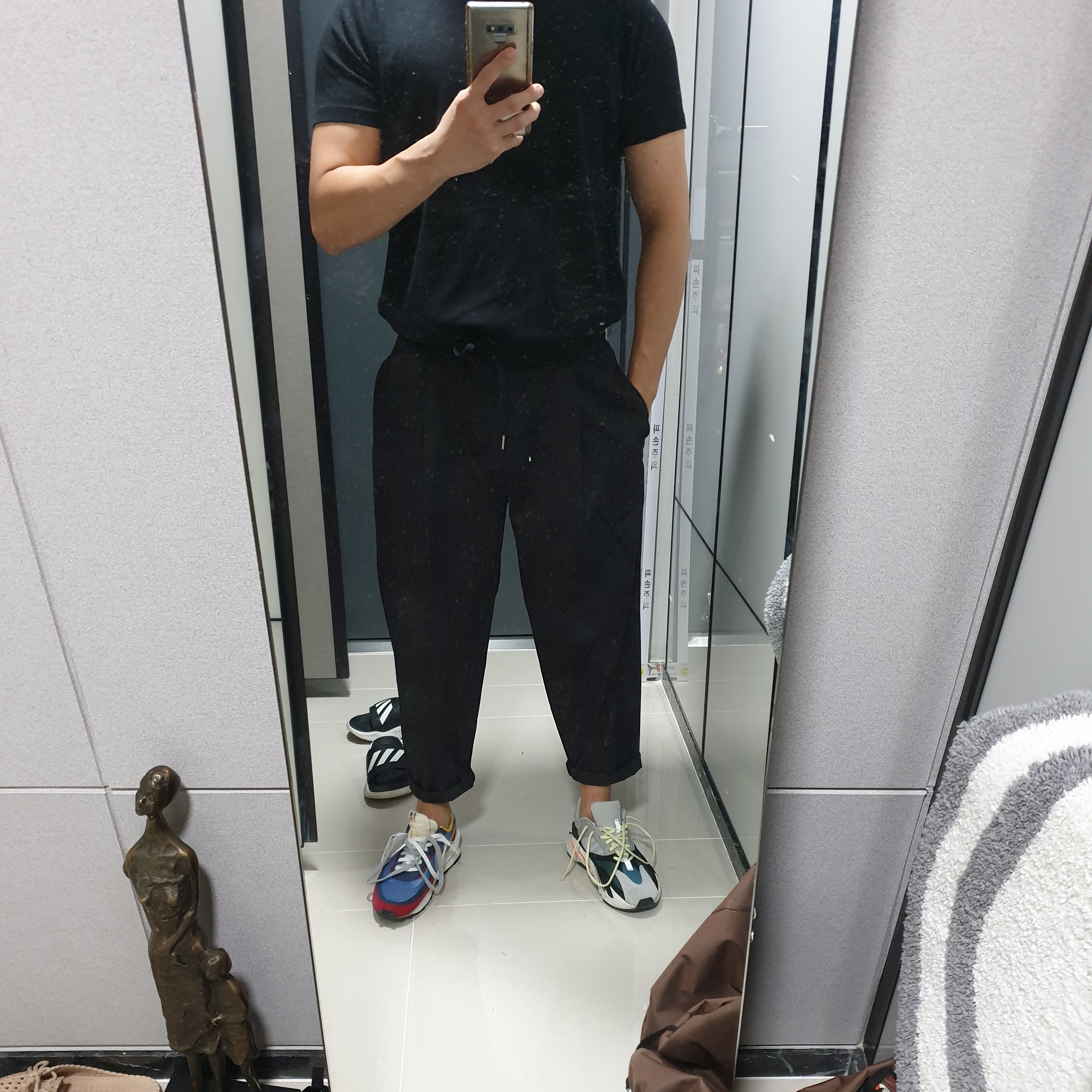Nike x Sacai LDWaffle Blue Multi, Adidas Yeezy Boost 700 Wave Runner Solid Grey 2017/2019 착용 스타일