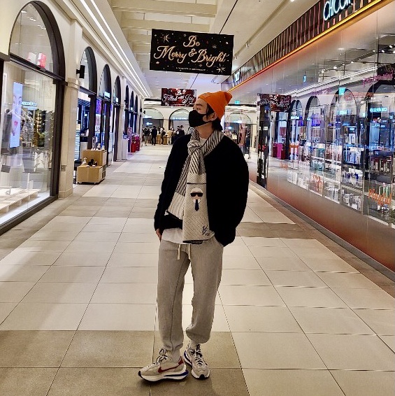 Nike x Sacai VaporWaffle Royal Fuchsia 착용 스타일