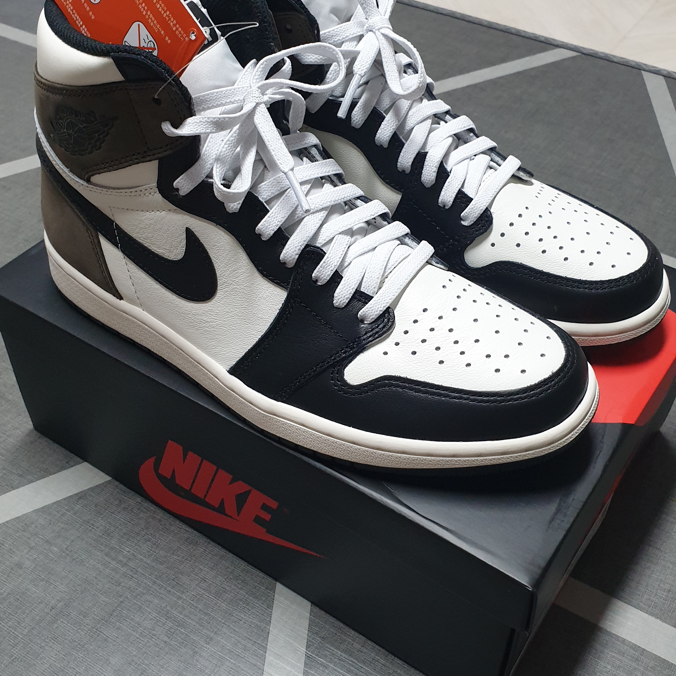 Jordan 1 Retro High OG Black Mocha 착용 스타일 - 2