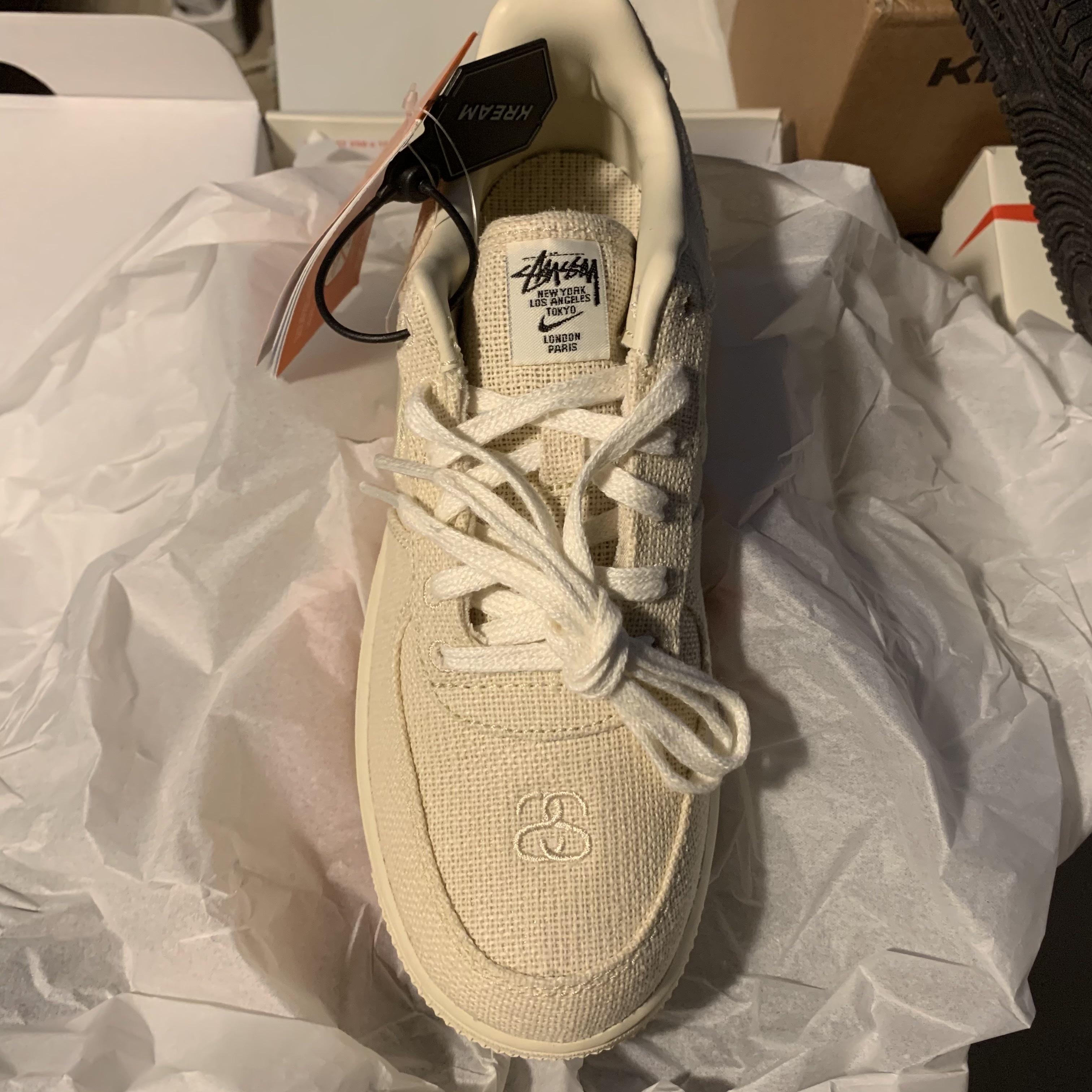 (PS) Nike x Stussy Force 1 Low Fossil, Nike x Stussy Air Force 1 Low Triple Black 착용 스타일 - 1
