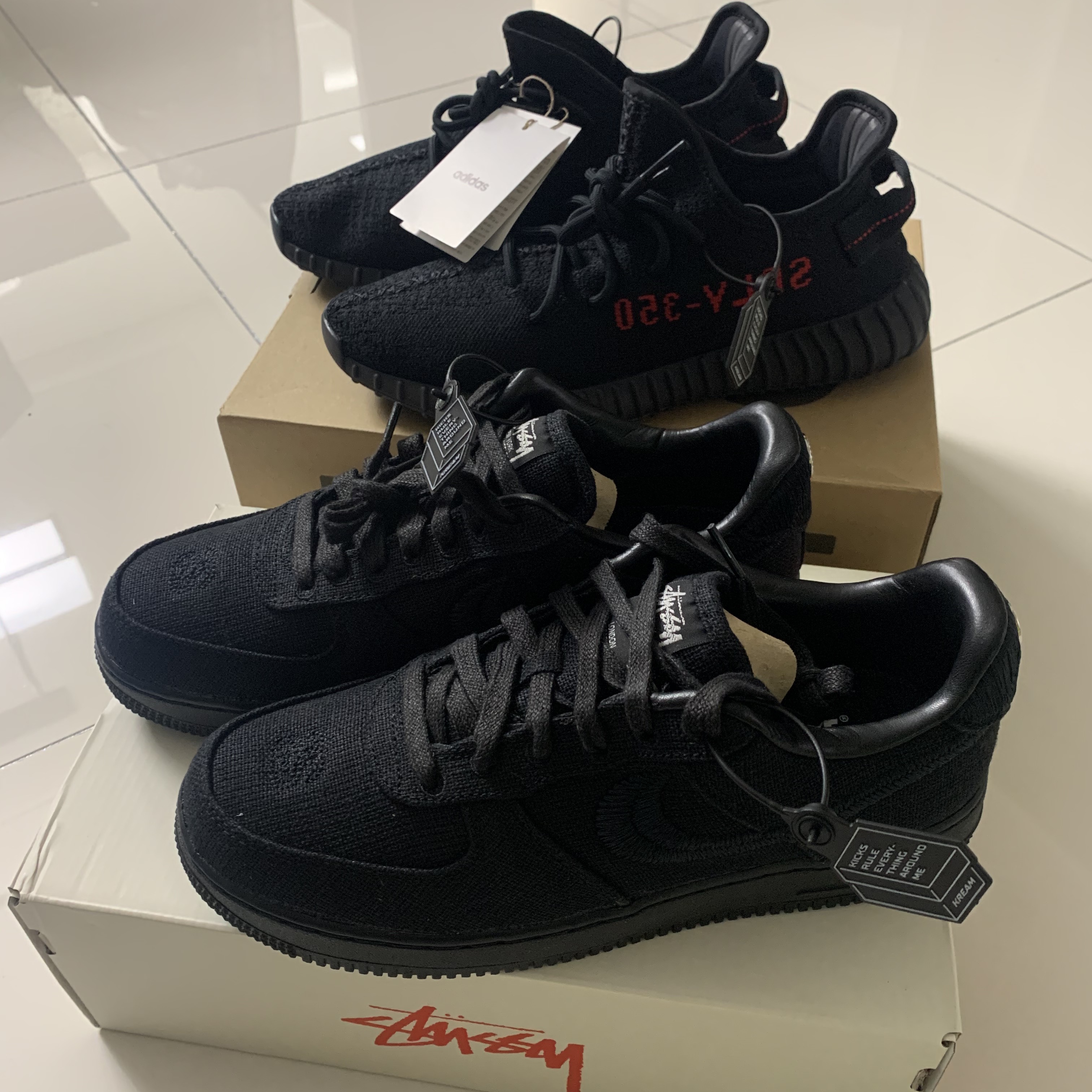 Adidas Yeezy Boost 350 V2 Black Red 2020, Nike x Stussy Air Force 1 Low Triple Black 착용 스타일