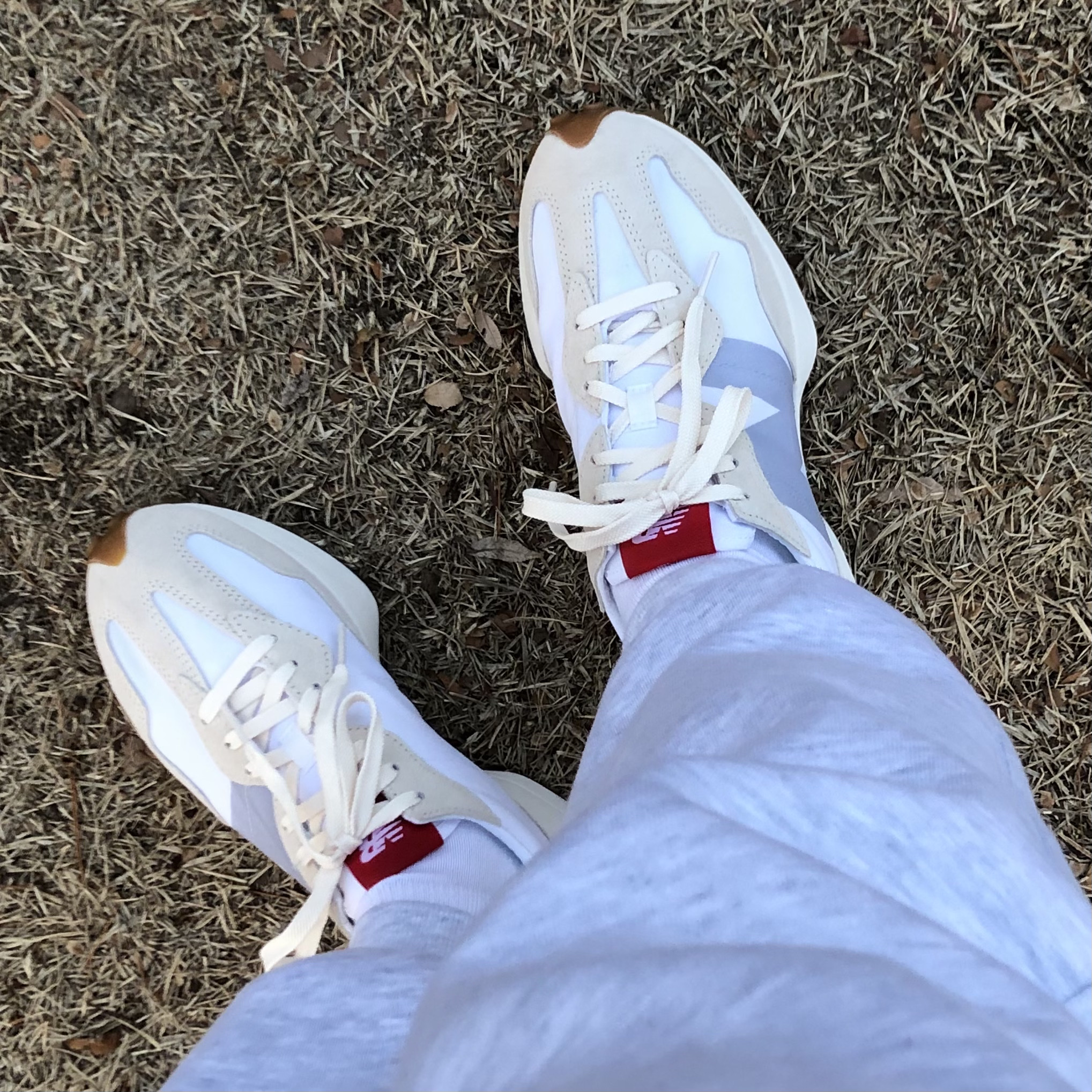 New Balance 327 White Silver Gum 착용 스타일 - 4