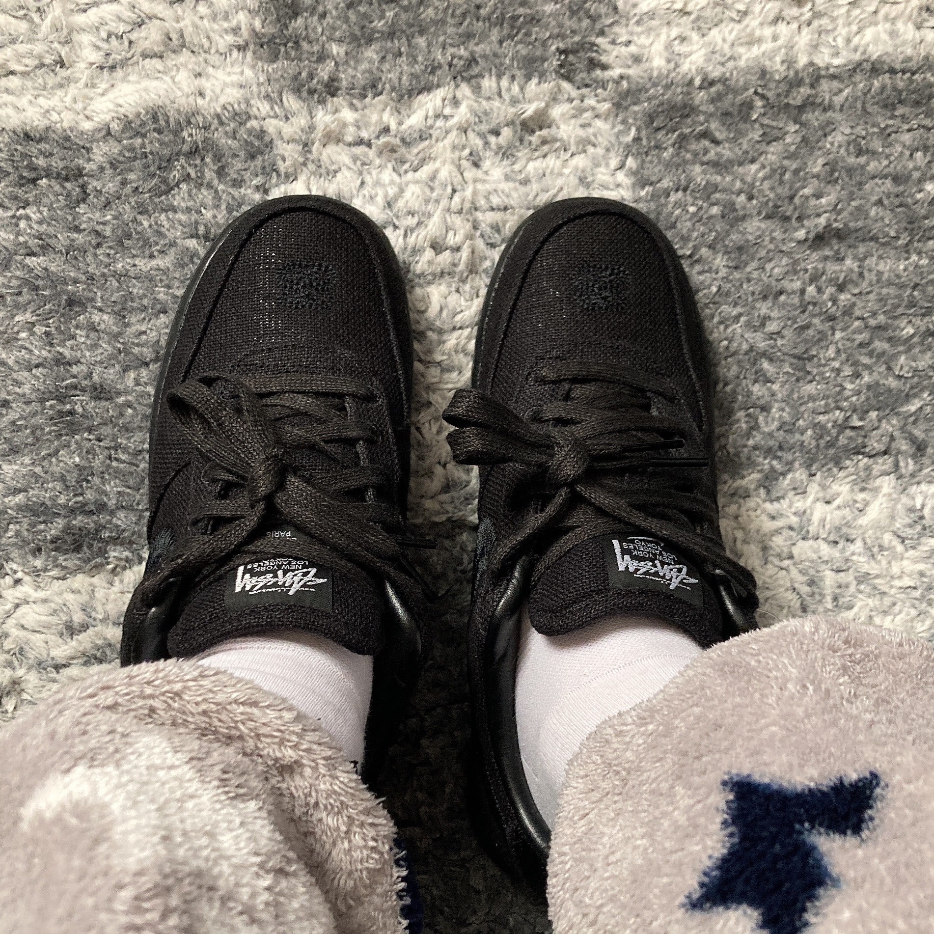 Nike x Stussy Air Force 1 Low Triple Black 착용 스타일 - 2
