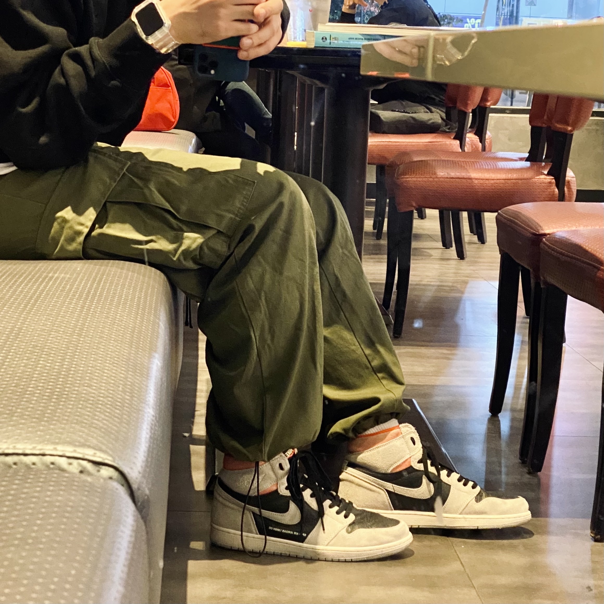Jordan 1 Retro High Neutral Grey Hyper Crimson 착용 스타일