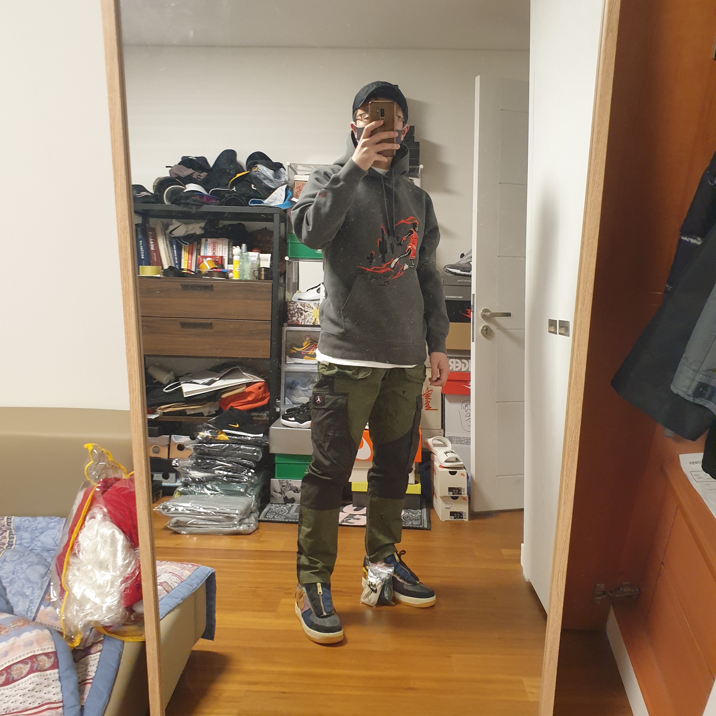 Nike x Travis Scott Air Force 1 Low Cactus Jack, Jordan x Travis Scott Washed Suede Hoodie Grey 착용 스타일 - 1