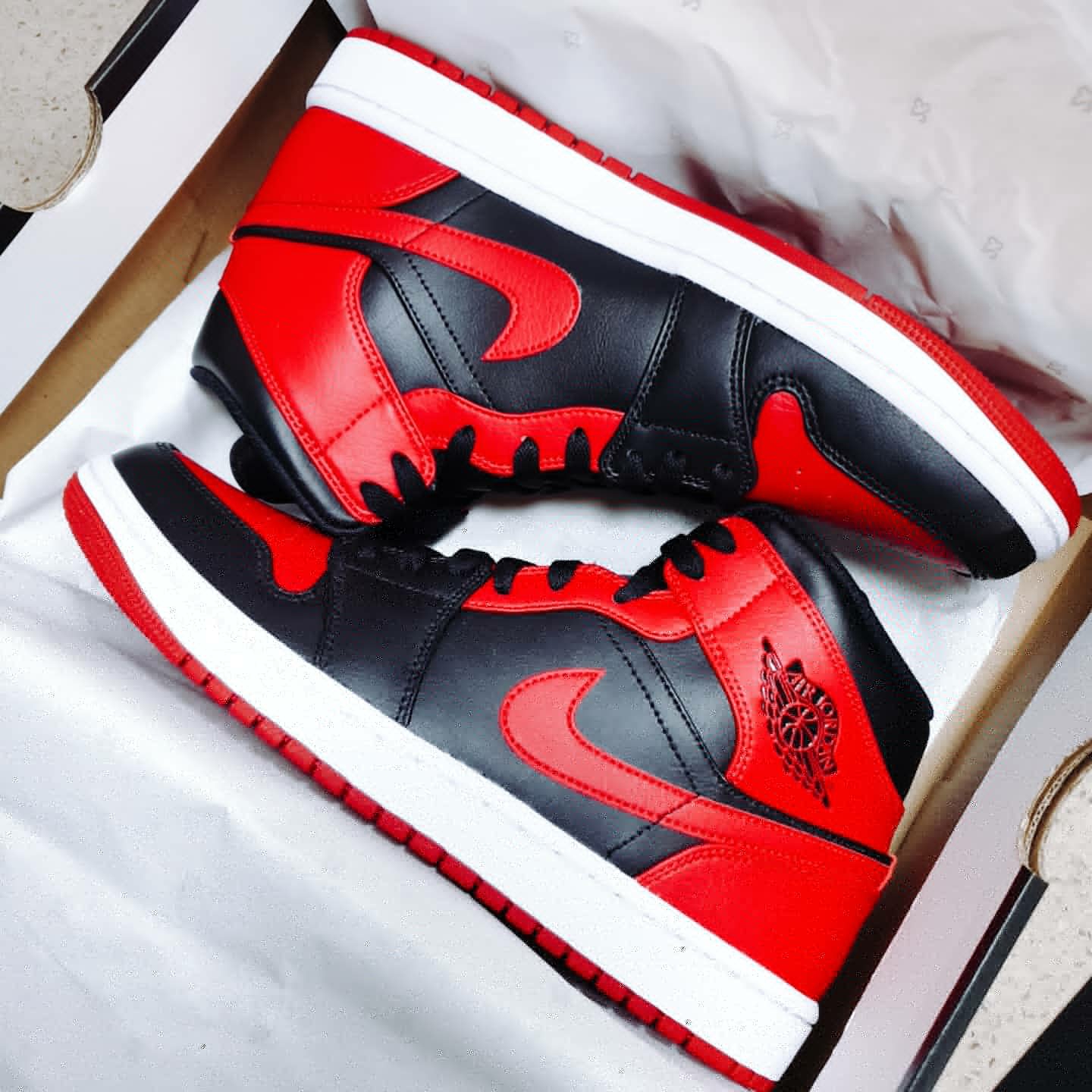 Jordan 1 Mid Bred Banned 2020, Jordan 1 Mid DOD Familia 착용 스타일 - 1