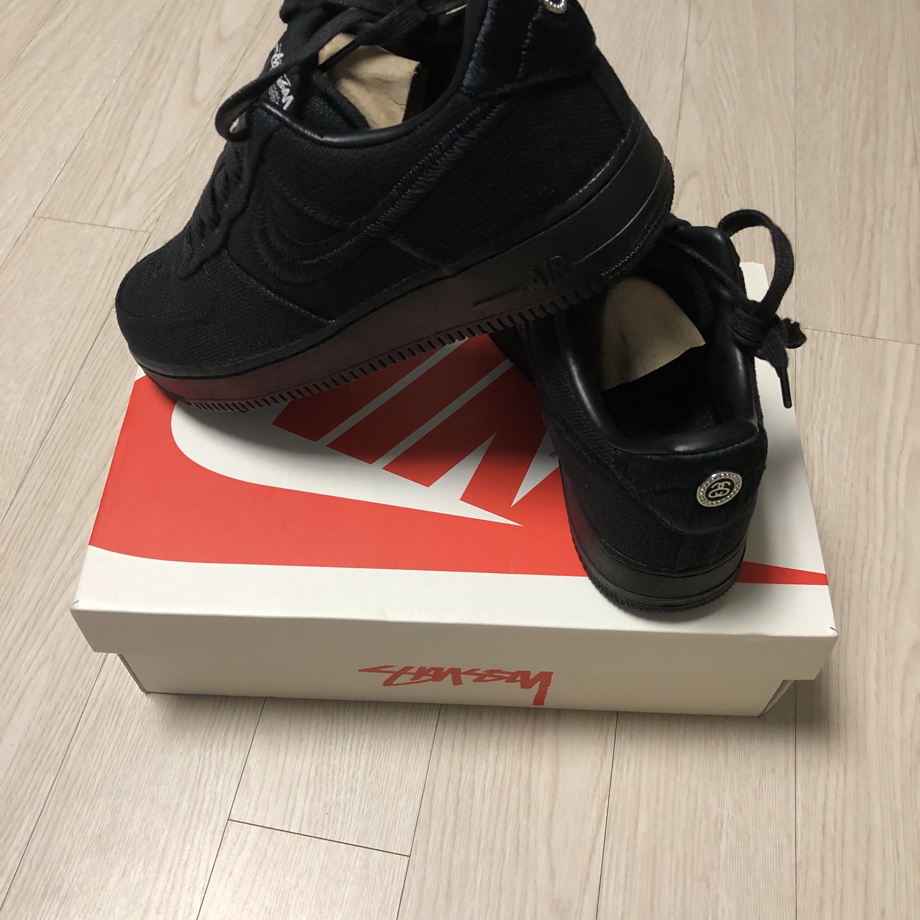 Nike x Stussy Air Force 1 Low Triple Black 착용 스타일 - 1