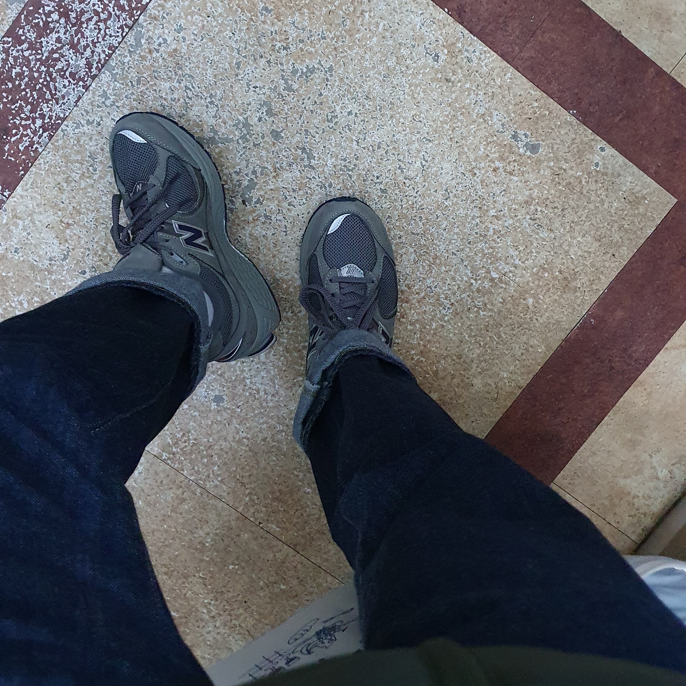 New Balance 2002R Gray 착용 스타일