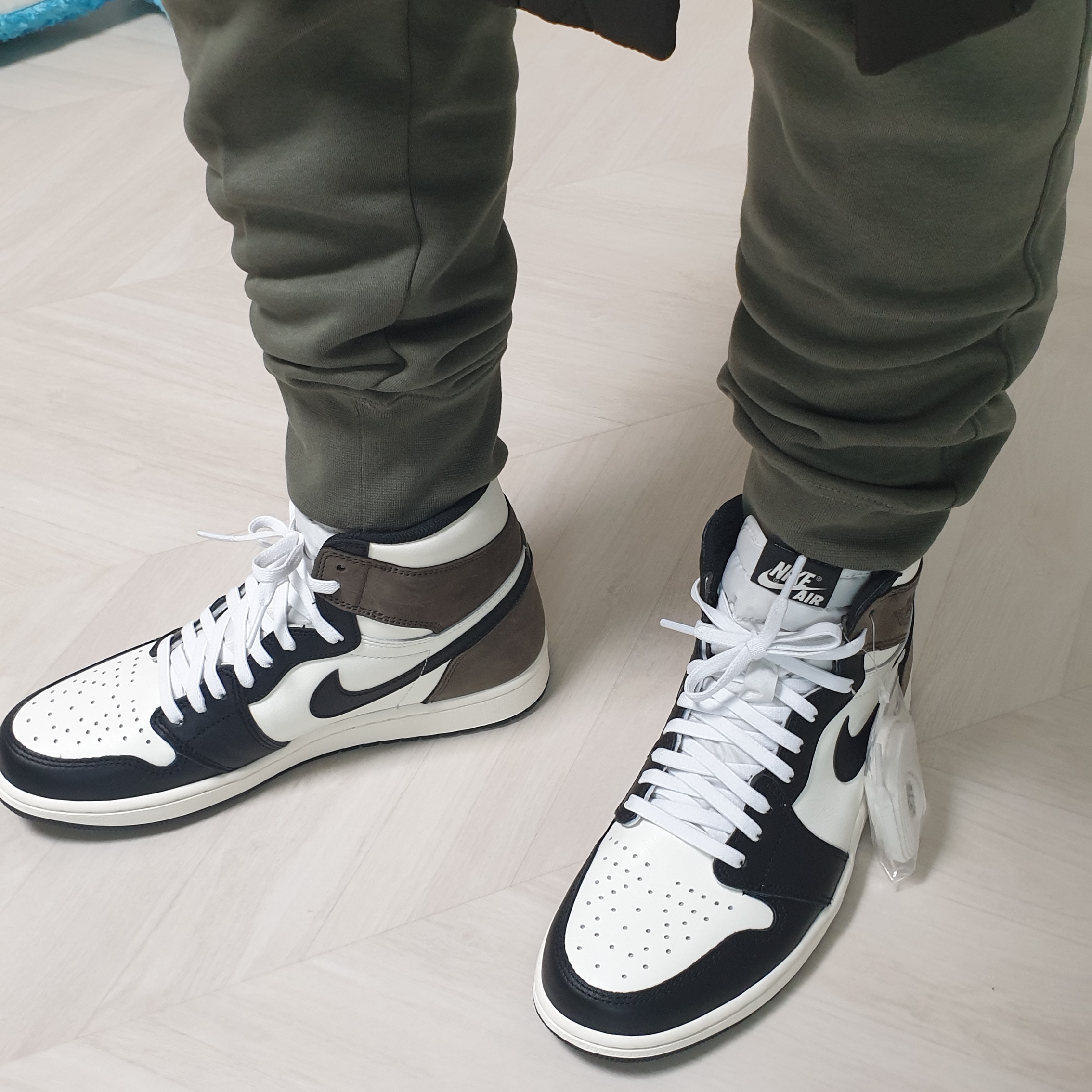 Jordan 1 Retro High OG Black Mocha 착용 스타일 - 1