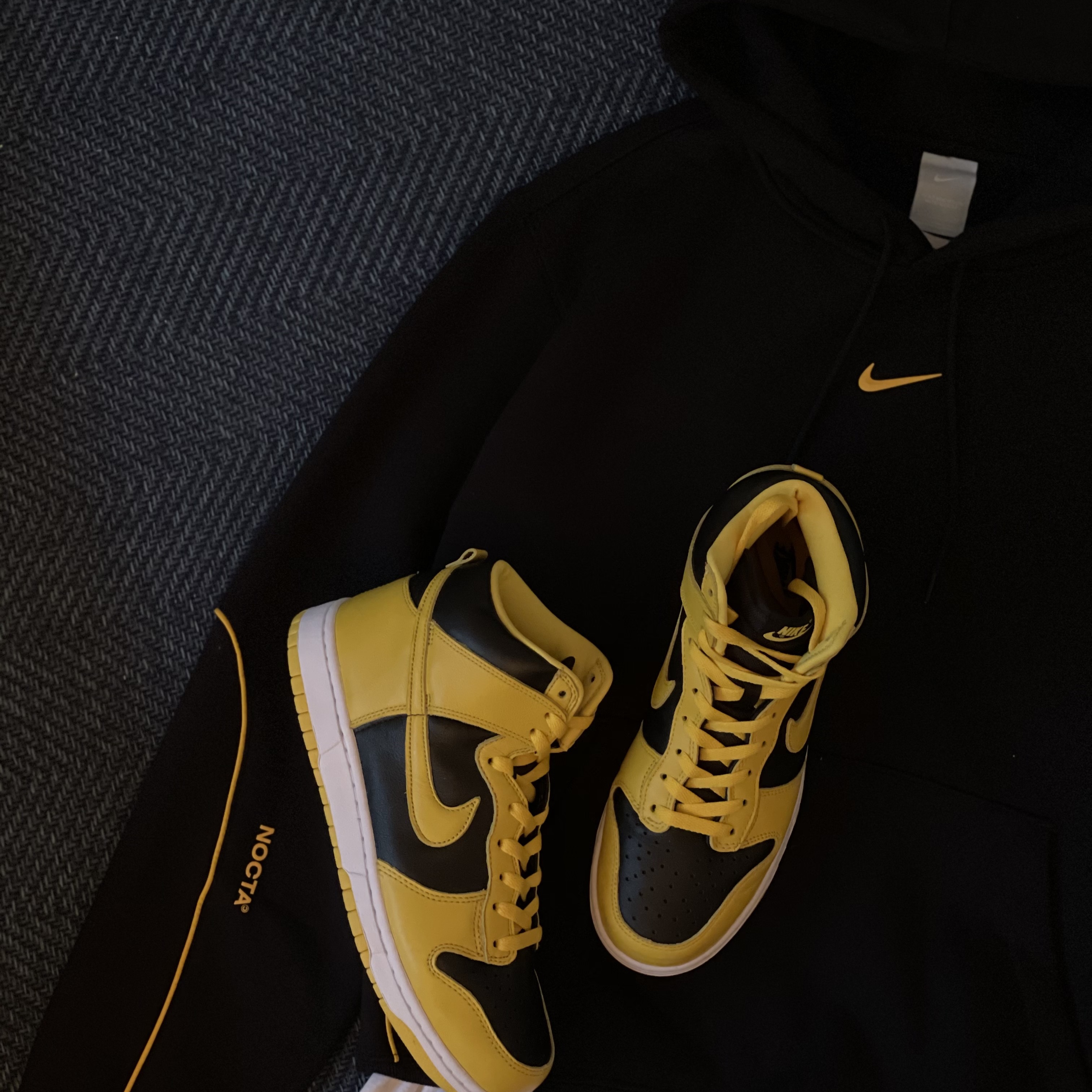 Nike x Drake Nocta Essential Hoodie Black - Asia, Nike Dunk High SP Varsity Maize 착용 스타일 - 2