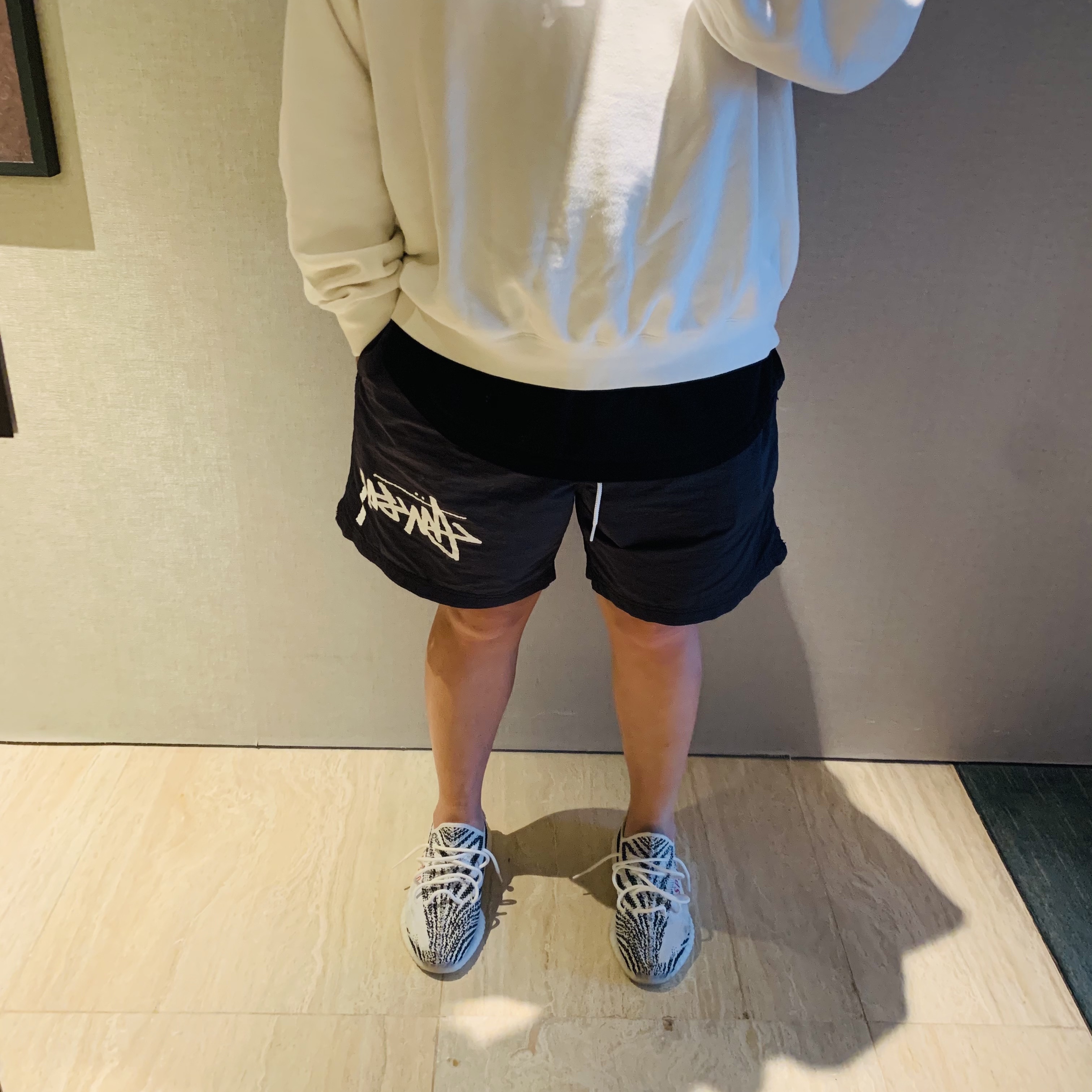 Adidas Yeezy Boost 350 V2 Zebra 2017/2019/2020, Nike x Stussy Water Shorts Off Noir 착용 스타일 - 1