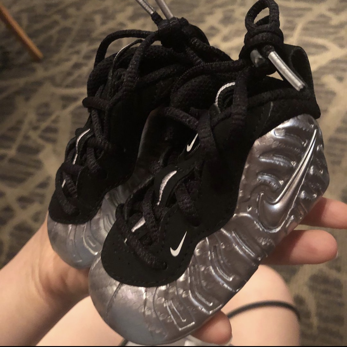Nike Air Foamposite Pro Silver Surfer 착용 스타일