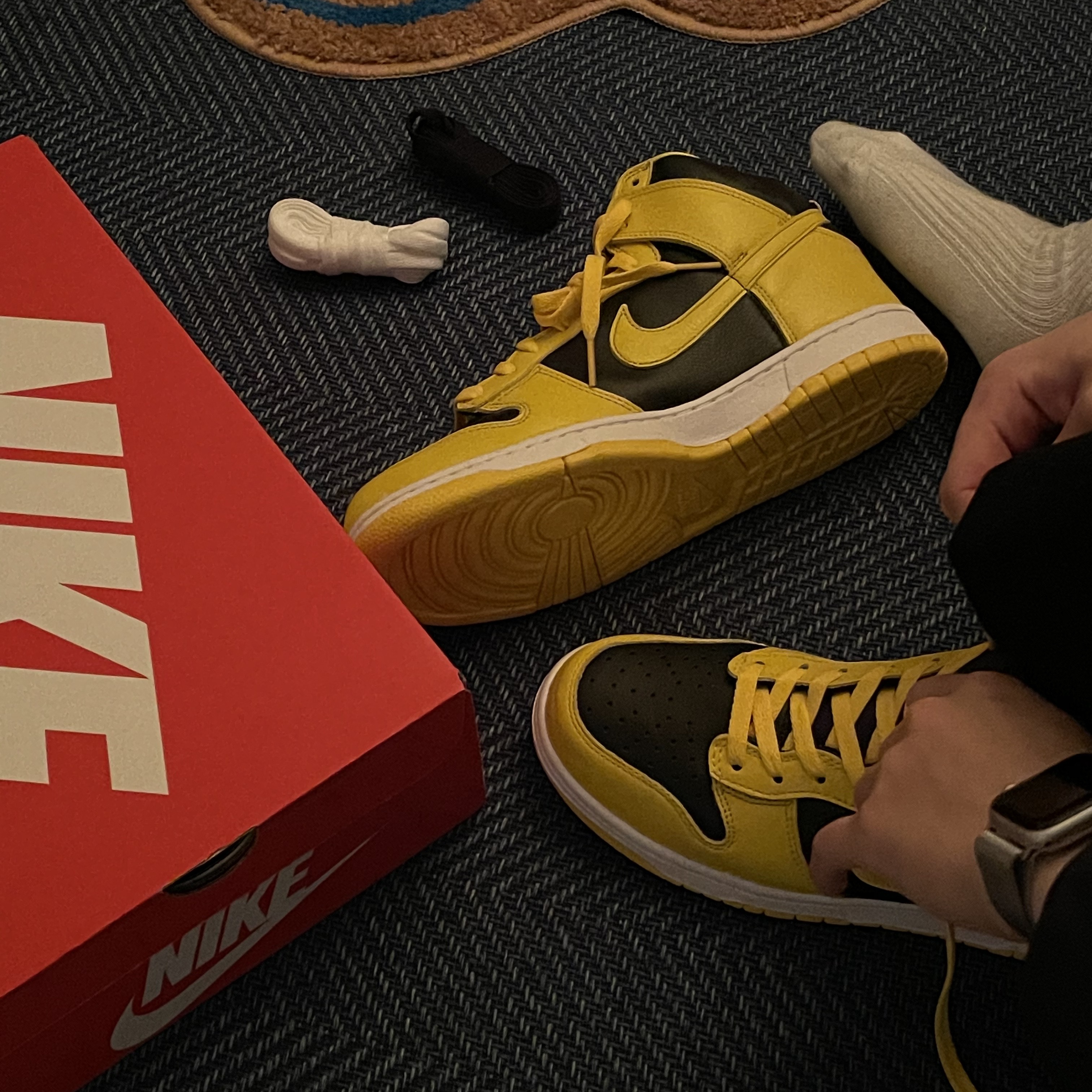 Nike Dunk High SP Varsity Maize 착용 스타일 - 2