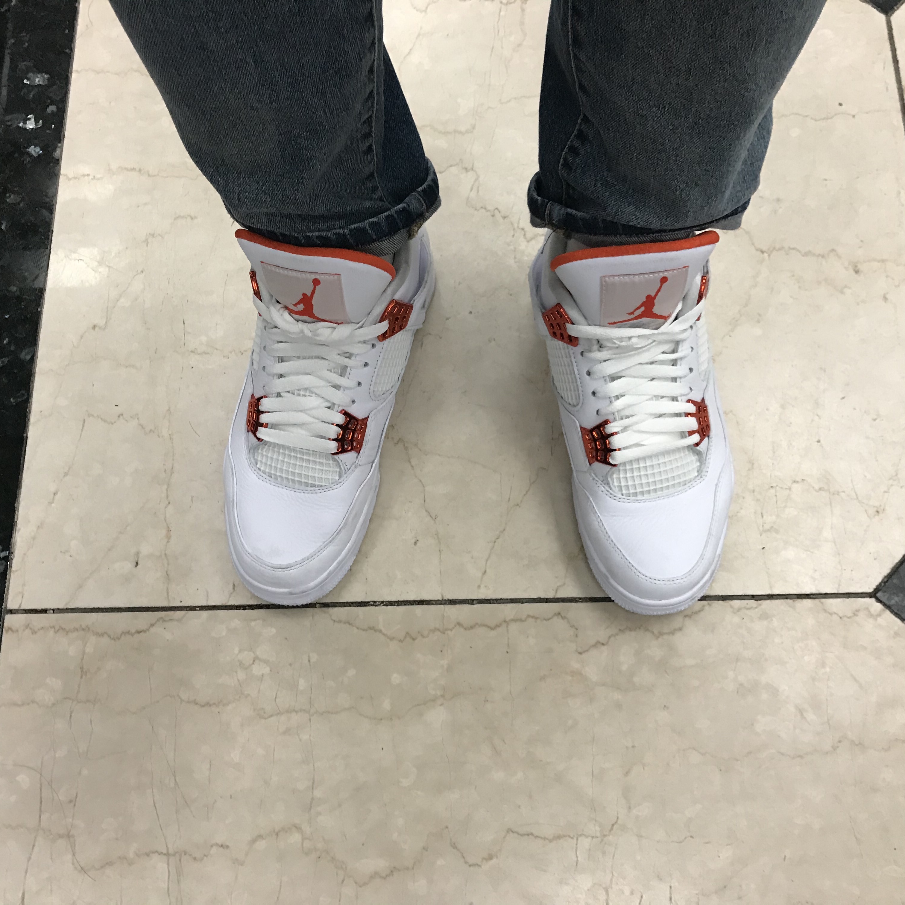 Jordan 4 Retro Orange Metallic 착용 스타일