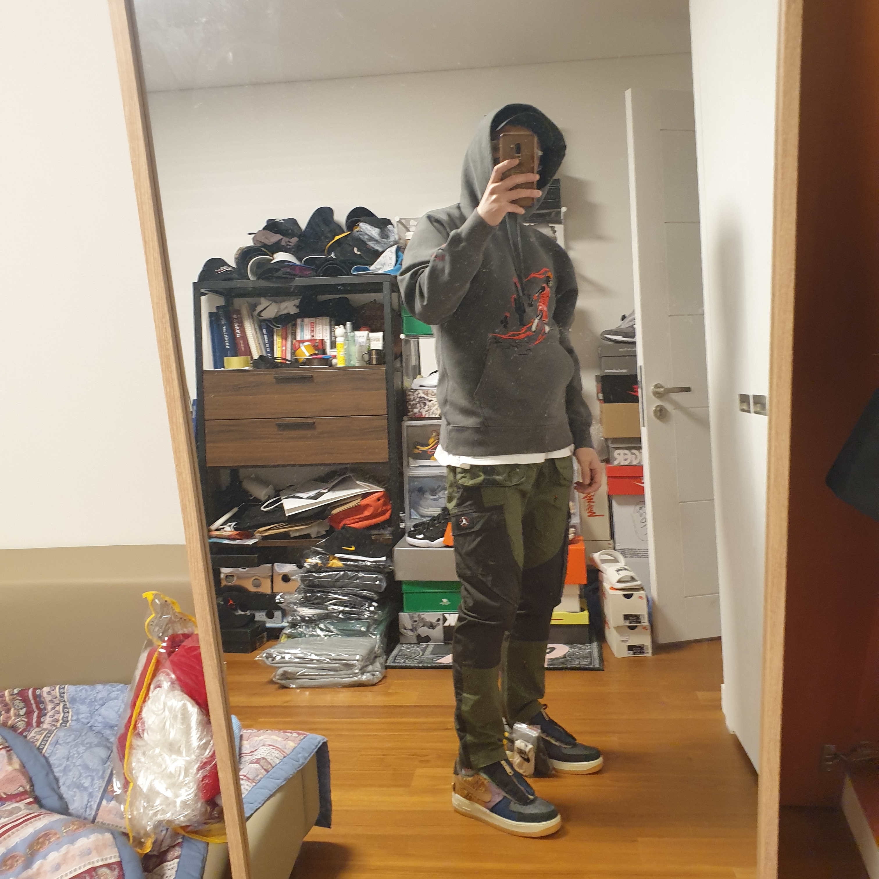 Nike x Travis Scott Air Force 1 Low Cactus Jack, Jordan x Travis Scott Washed Suede Hoodie Grey 착용 스타일 - 2