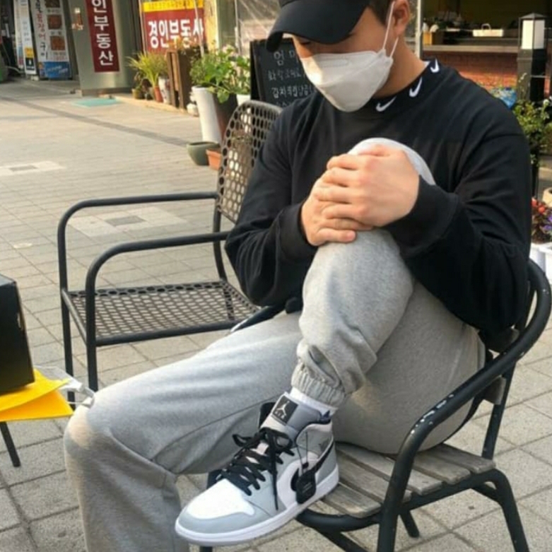 Jordan 1 Mid Light Smoke Grey 착용 스타일