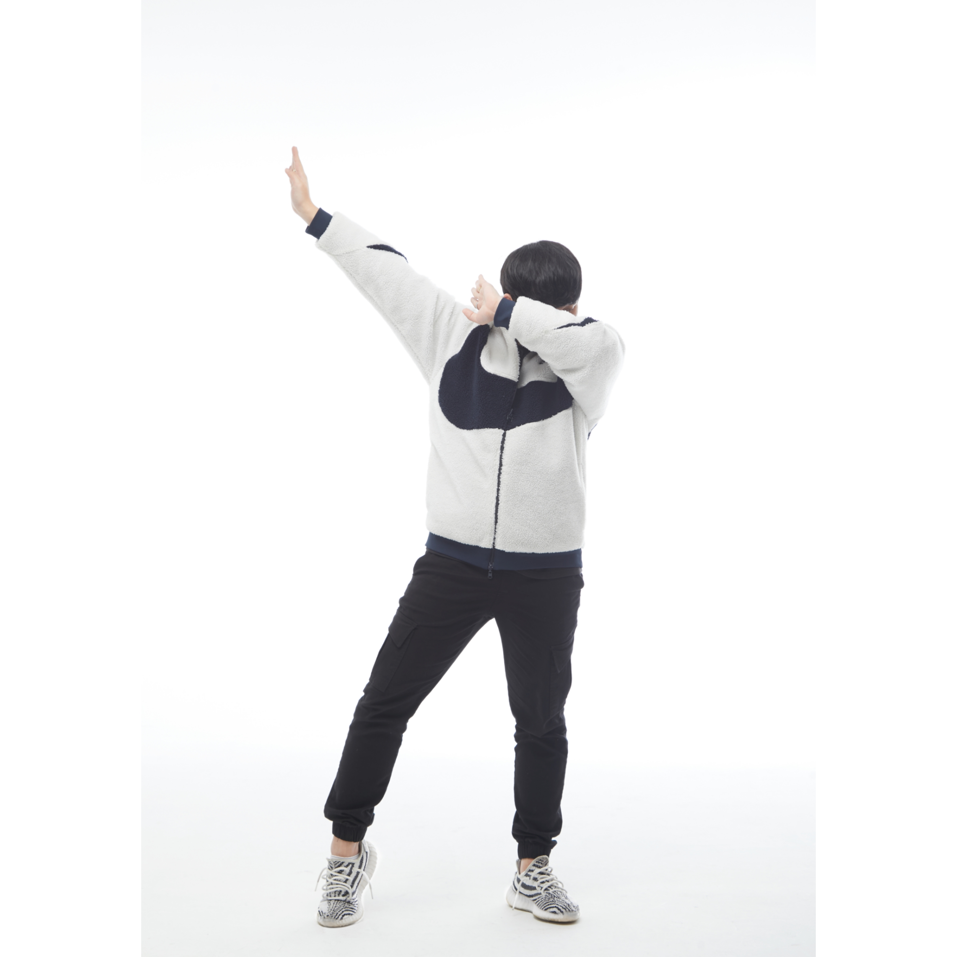 Adidas Yeezy Boost 350 V2 Zebra 2017/2019/2020, Nike Big Swoosh Full Zip Jacket White Navy 착용 스타일 - 1