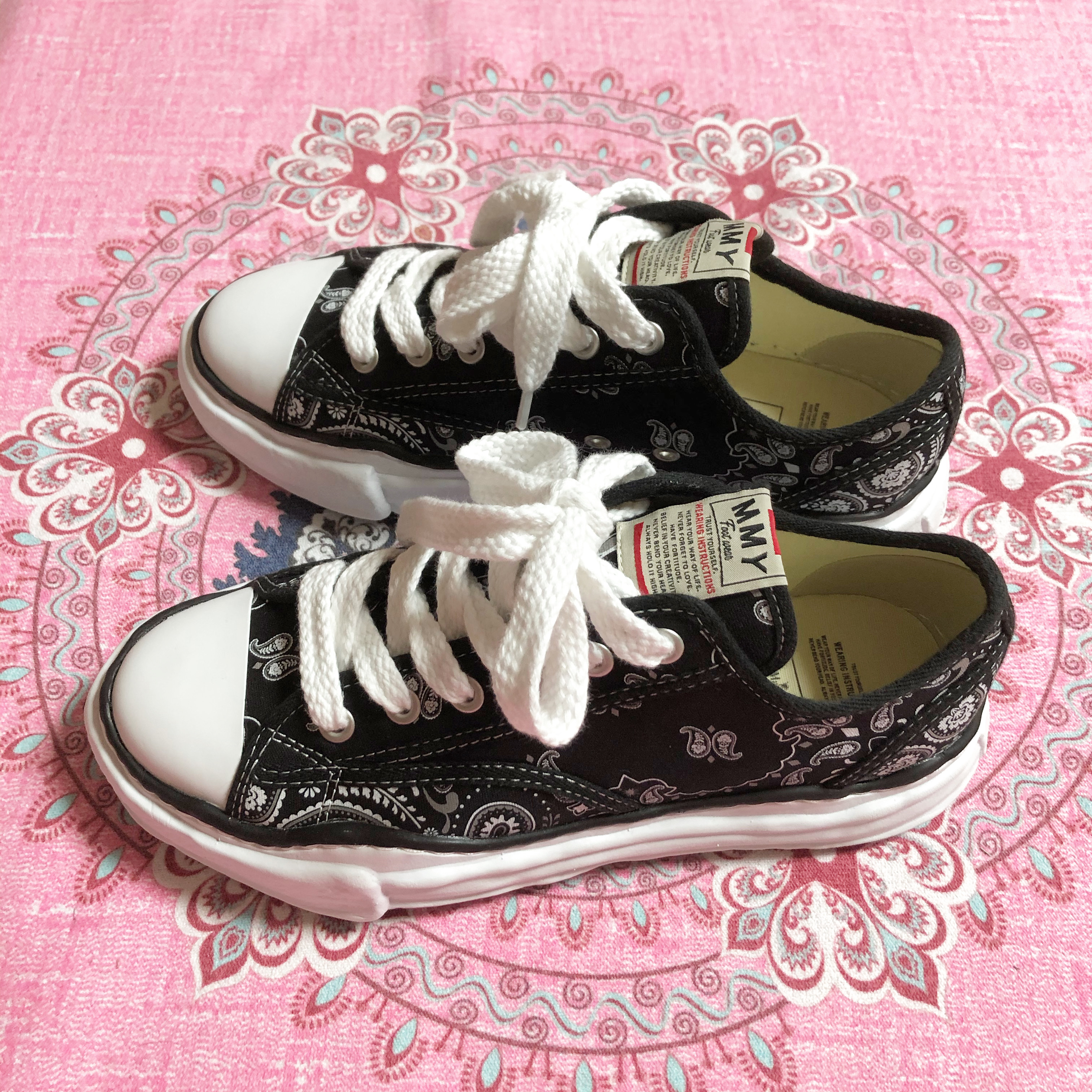Maison Mihara Yasuhiro Peterson OG Sole Canvas Bandana Low-top Sneakers Black 착용 스타일
