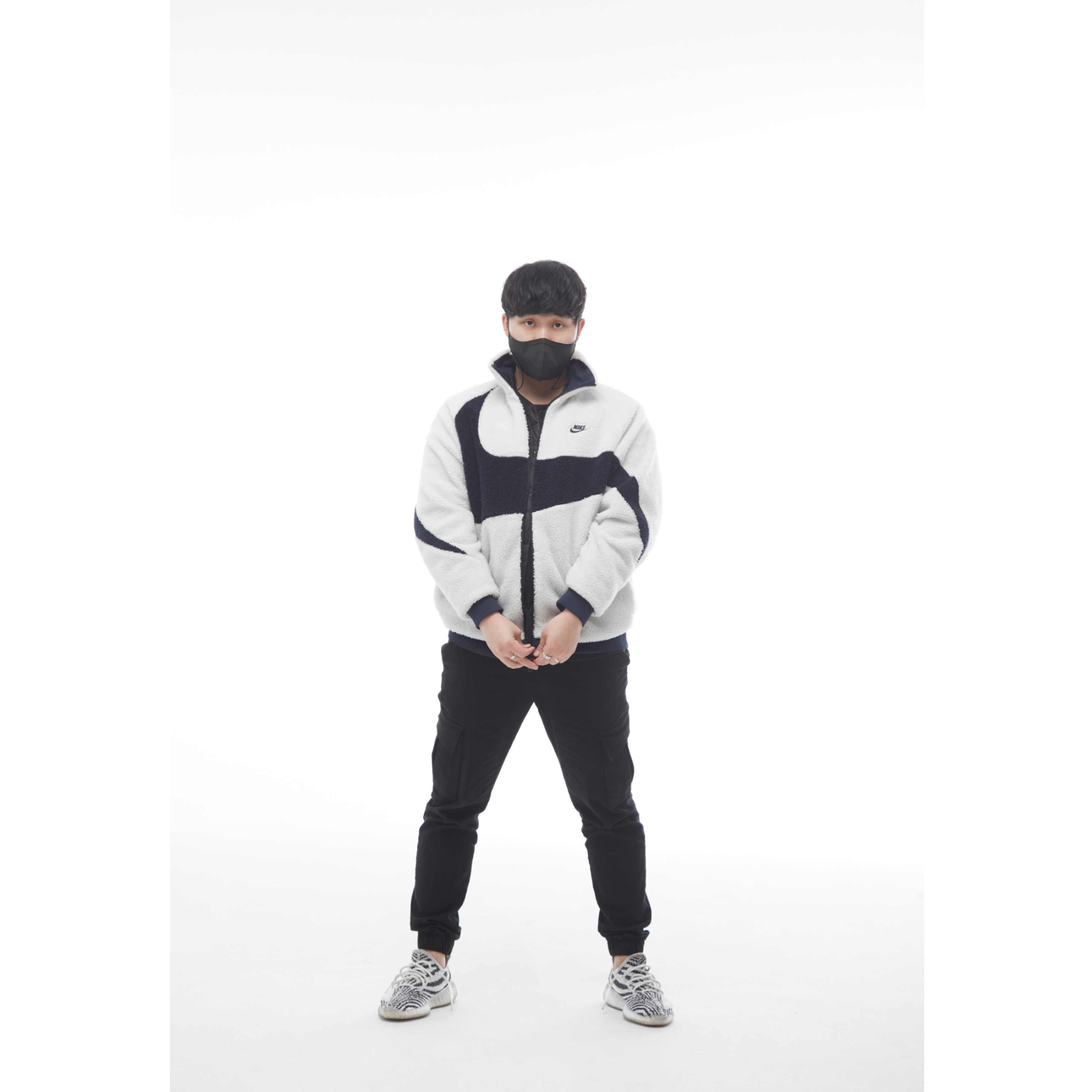 Adidas Yeezy Boost 350 V2 Zebra 2017/2019/2020, Nike Big Swoosh Full Zip Jacket White Navy 착용 스타일 - 2