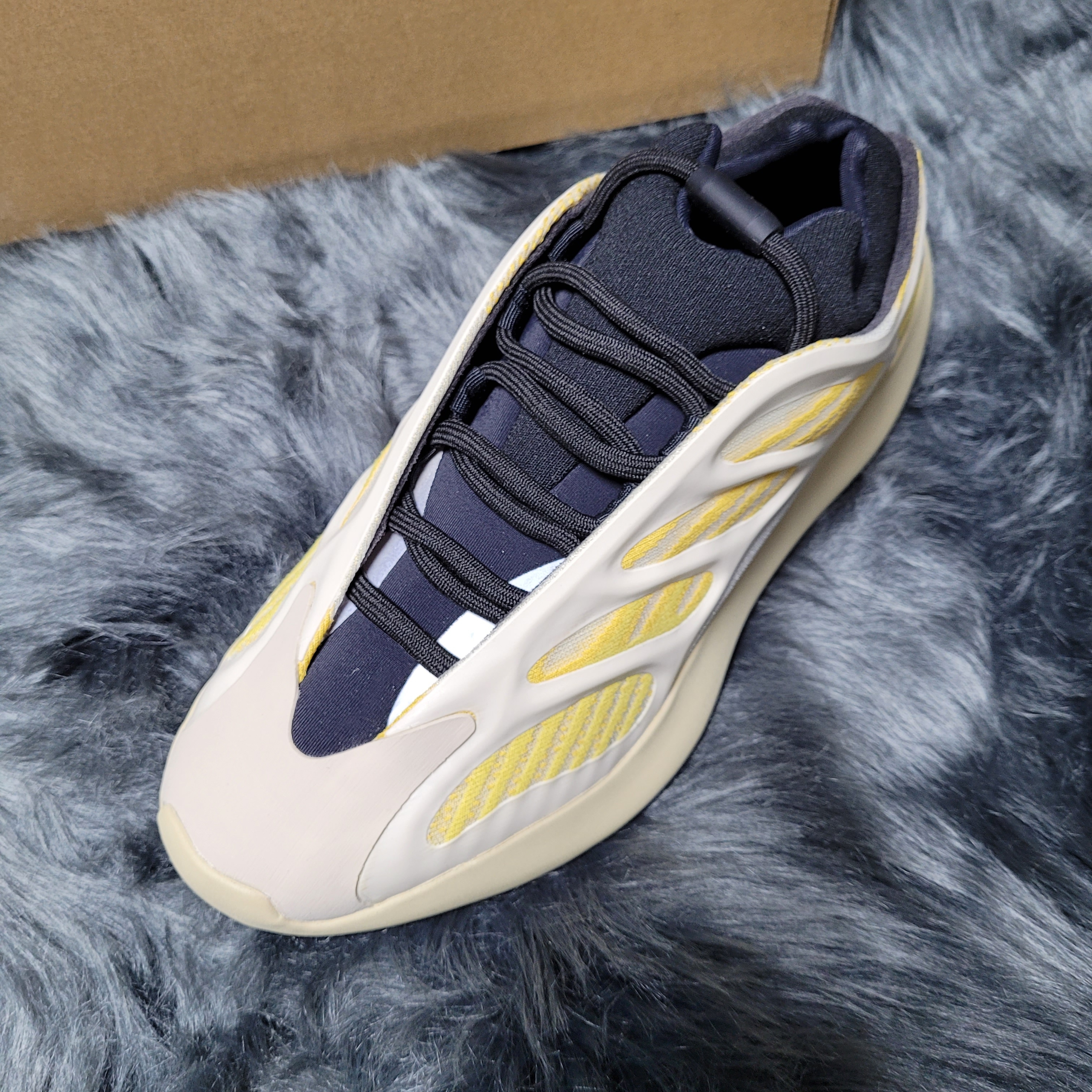 Adidas Yeezy 700 V3 Safflower 착용 스타일