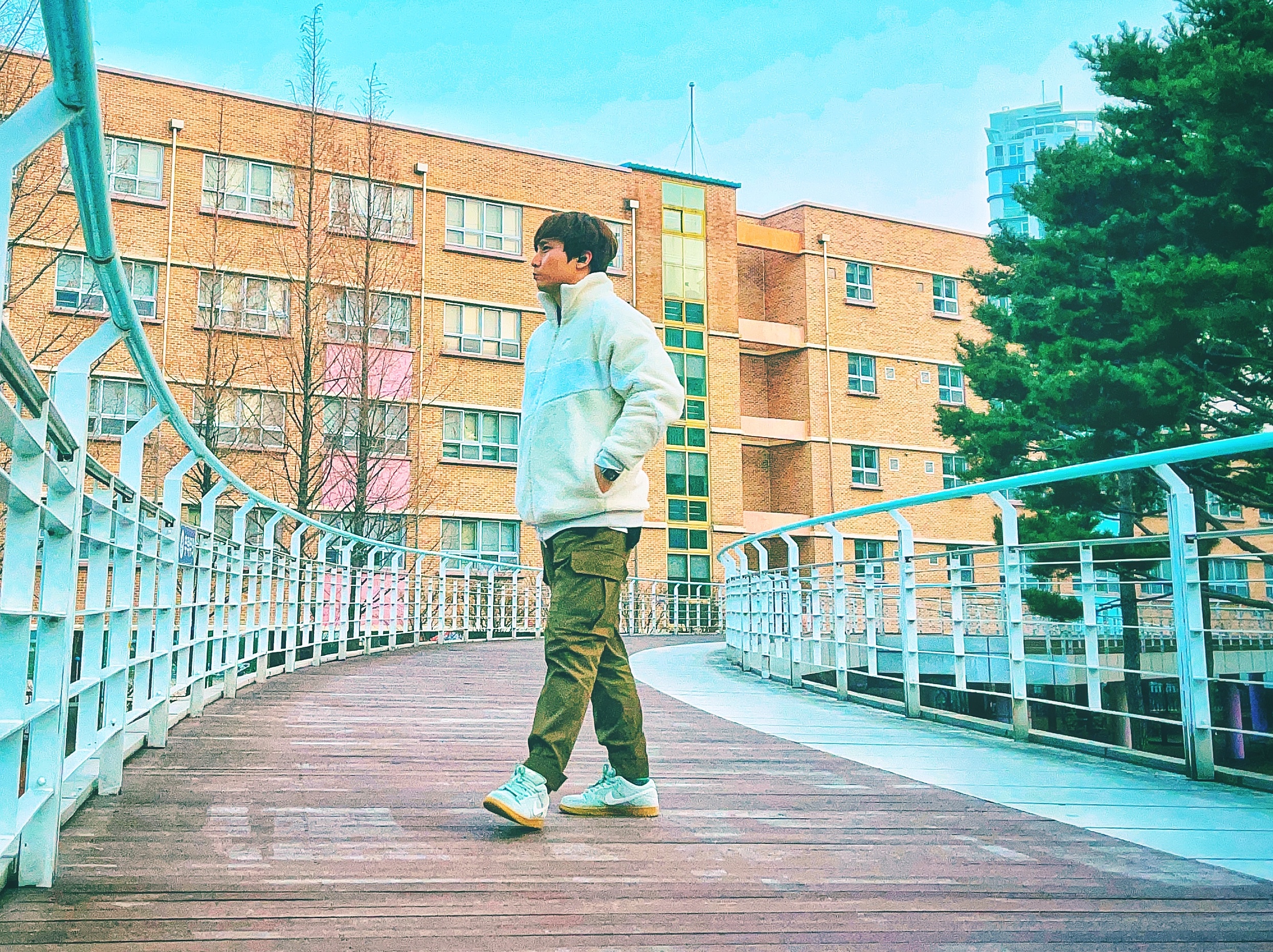 Nike SB Dunk Low Island Green Gum, Nike Big Swoosh Full Zip Jacket Light Bone Sail 착용 스타일