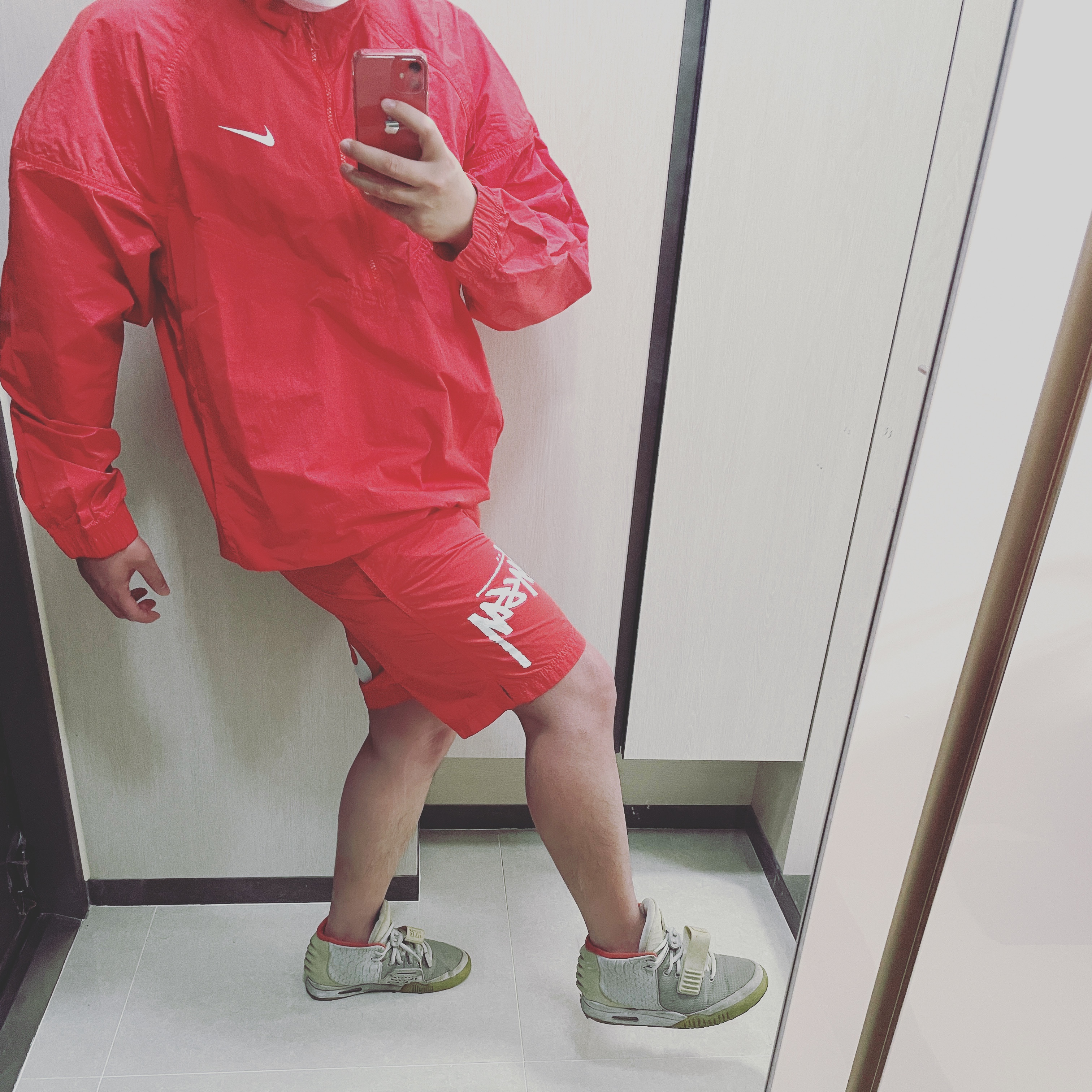 Nike x Stussy Windrunner Jacket Habanero Red, Nike x Stussy Water Shorts Habanero Red 착용 스타일