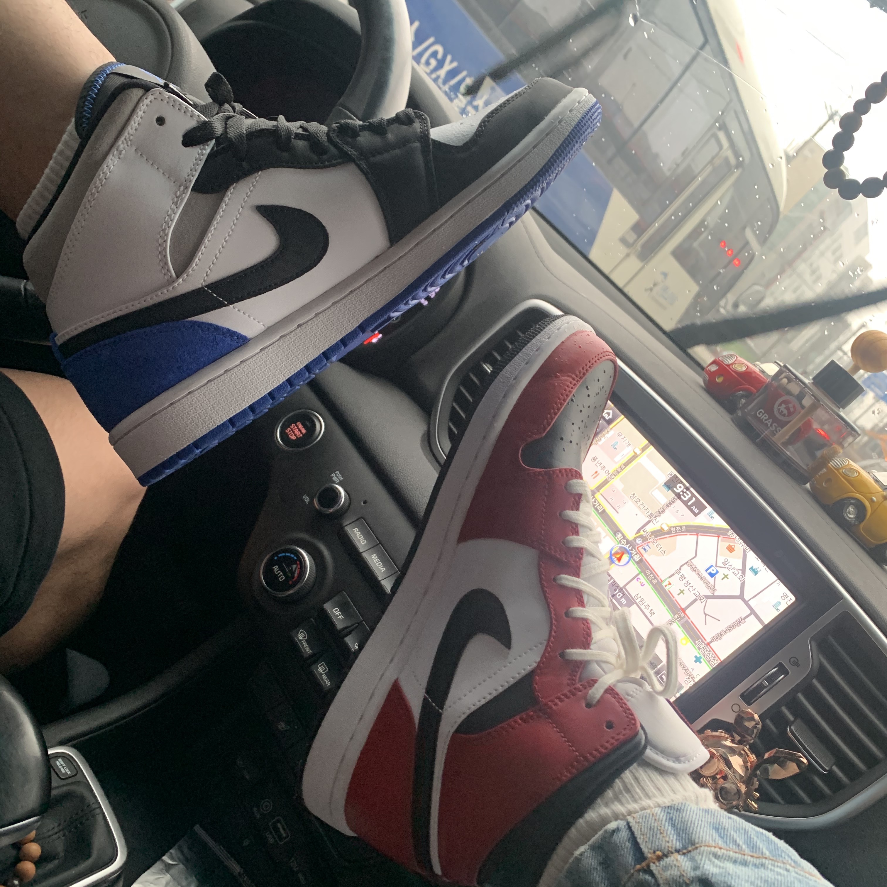 Jordan 1 Mid Chicago Black Toe, Jordan 1 Mid SE Hyper Royal 착용 스타일