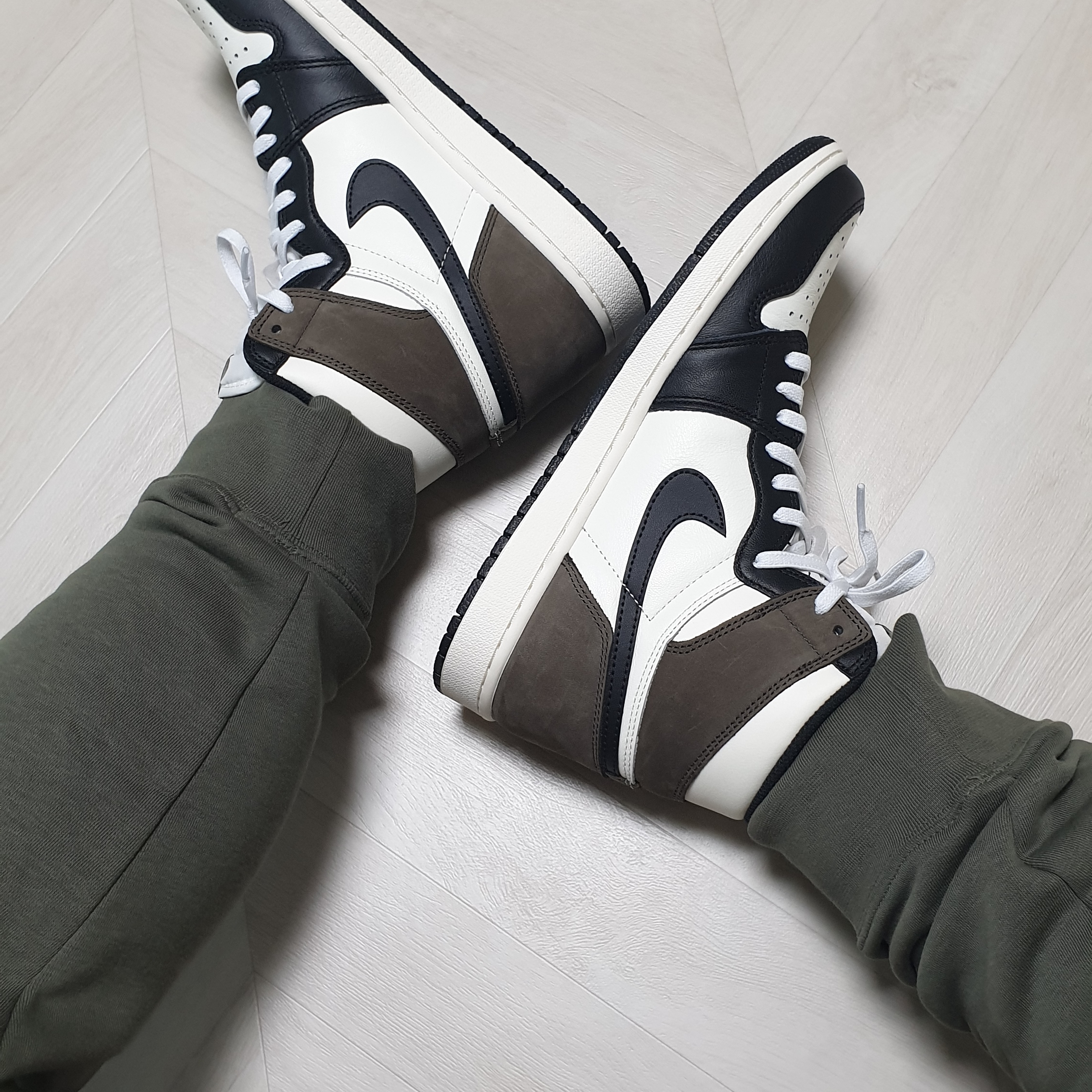 Jordan 1 Retro High OG Black Mocha 착용 스타일 - 3